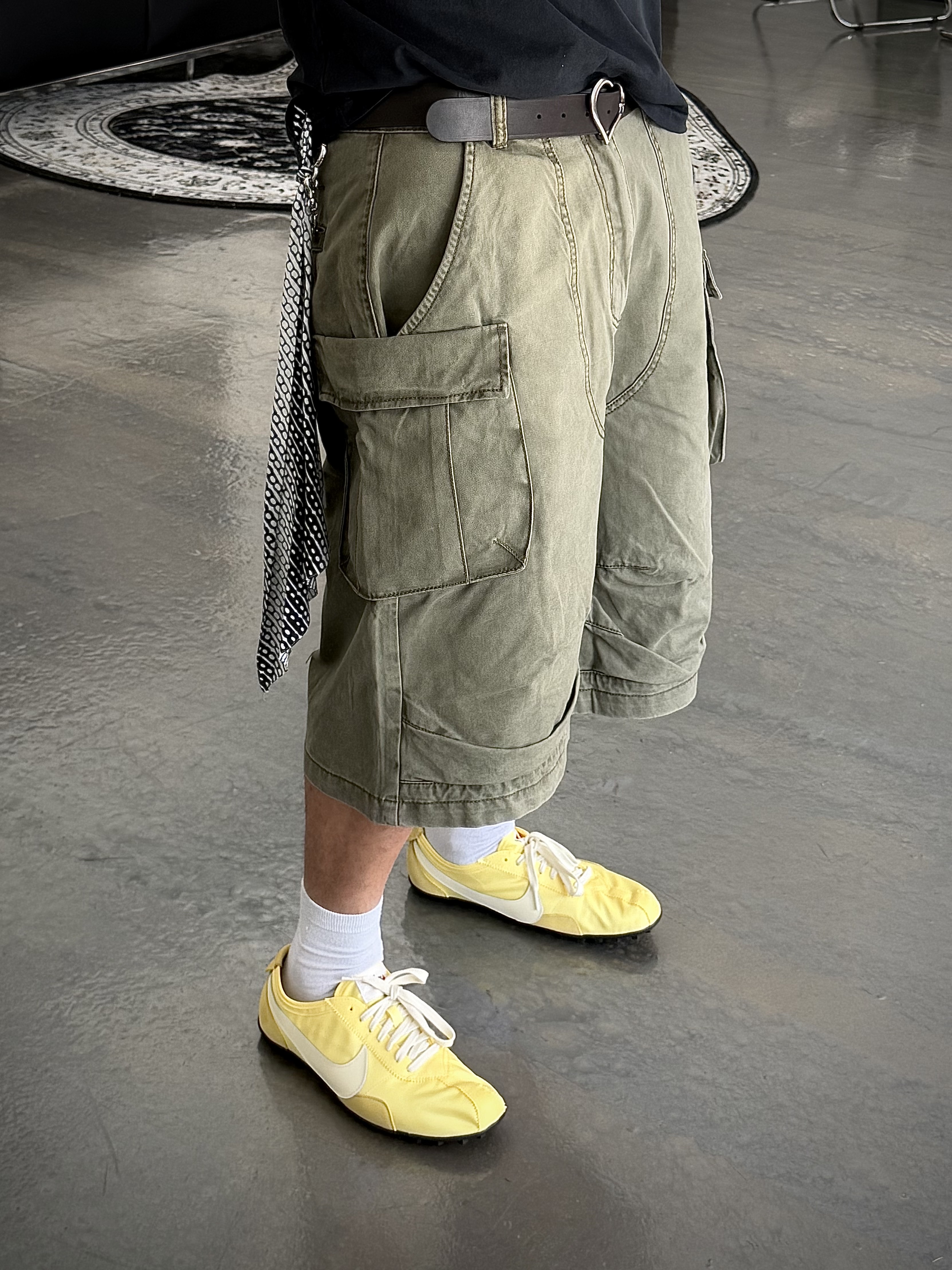(W) Nike Moon Shoe OG Soft Yellow Black 착용 스타일 - 3