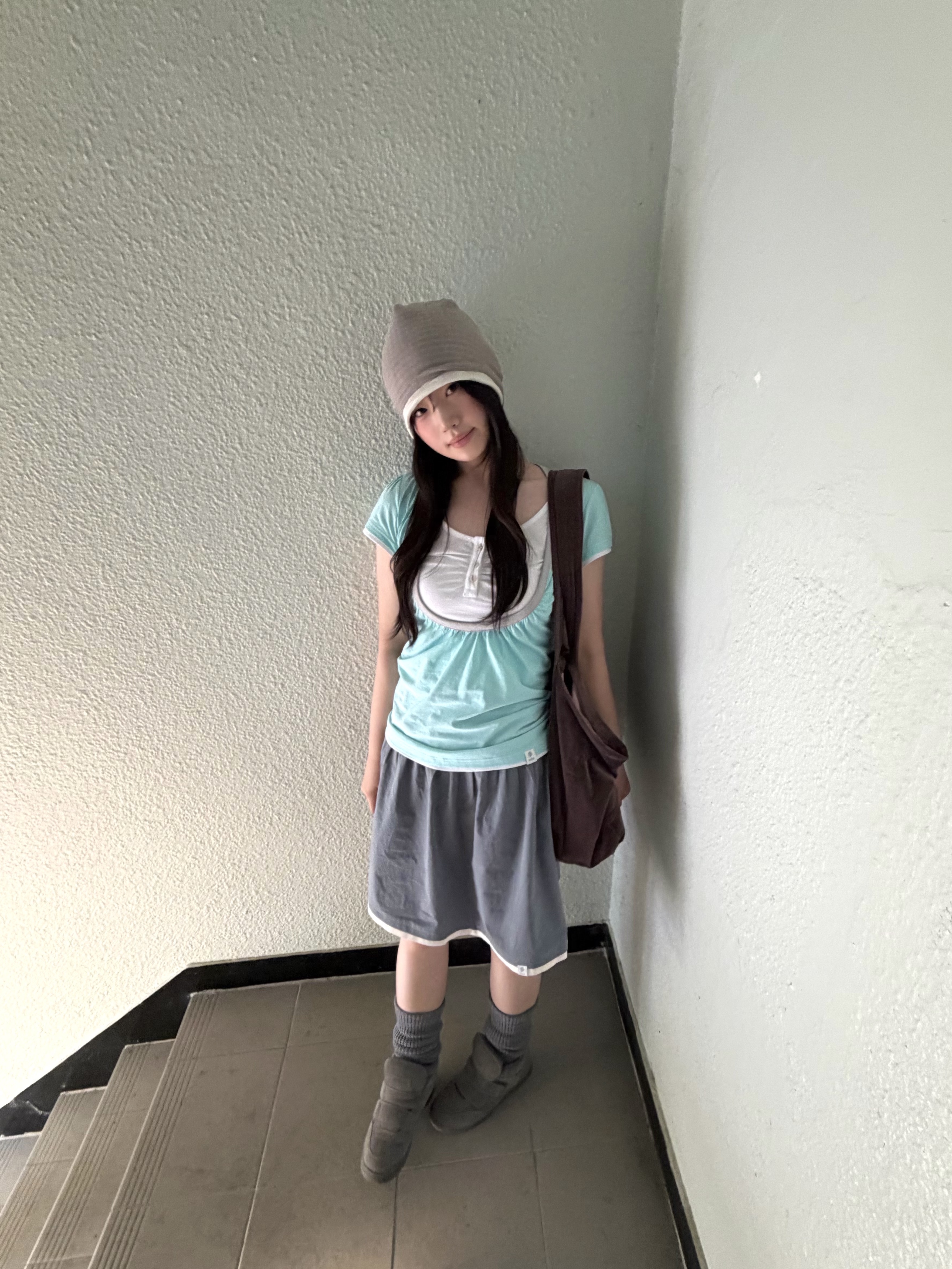 COYSEIO 038 Oversized Tote Bag Brown, COYSEIO Coy Bumble Sneakers Grey 착용 스타일