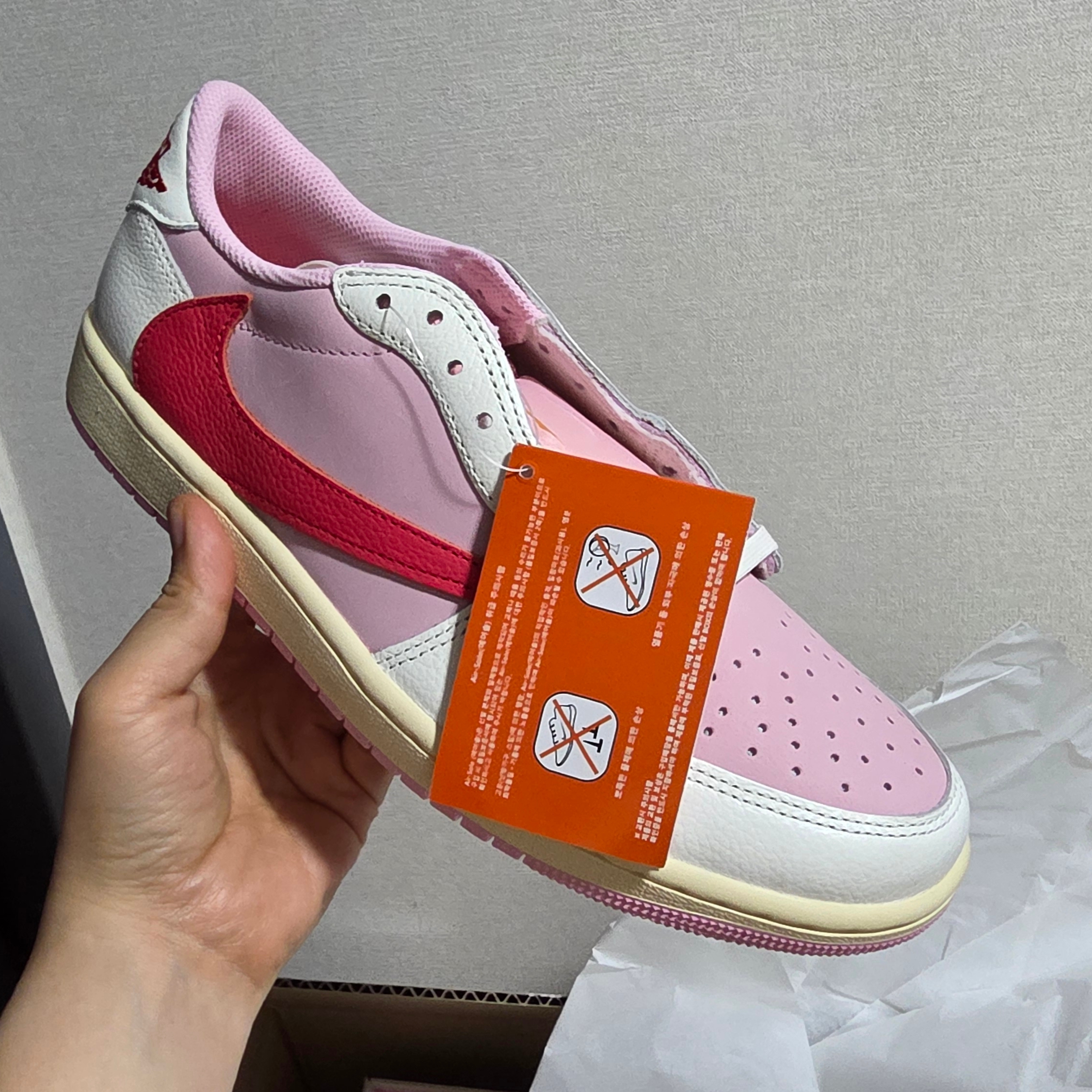 Jordan 1 x Travis Scott Retro Low OG SP Sail Tropical Pink 착용 스타일 - 2