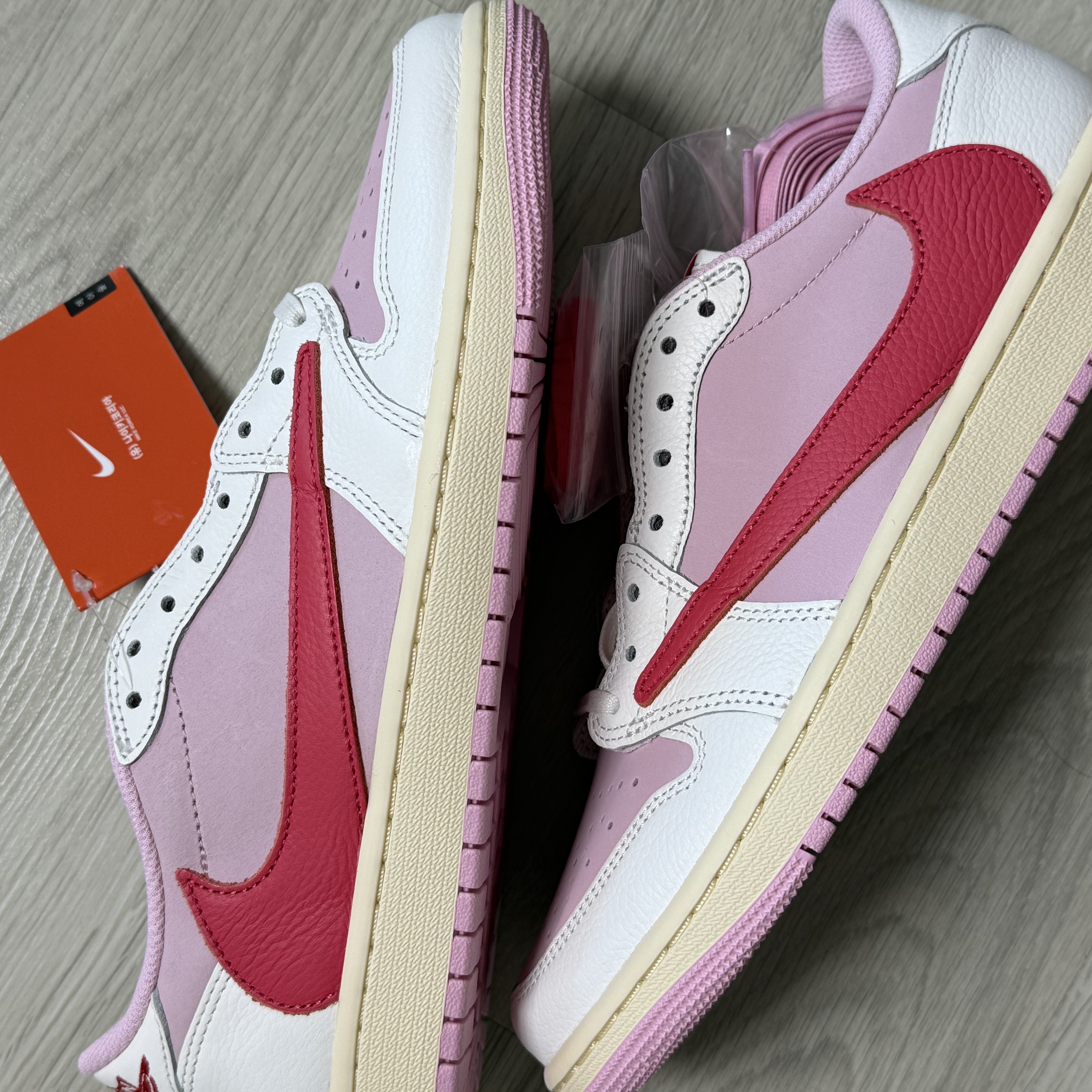 Jordan 1 x Travis Scott Retro Low OG SP Sail Tropical Pink 착용 스타일