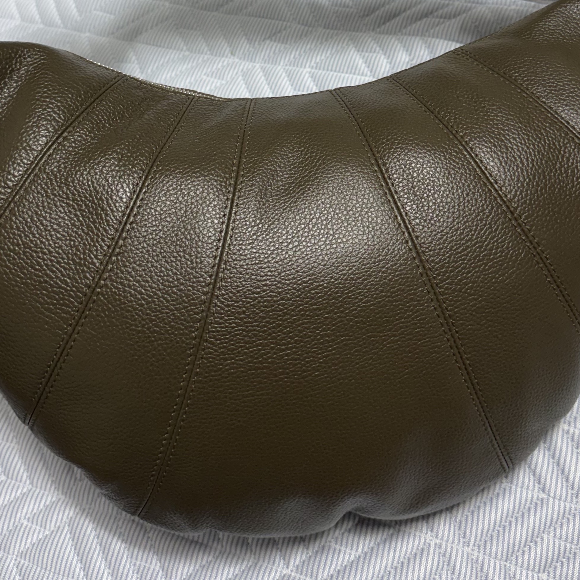 Lemaire Fortune Croissant Bag Soft Grained Leather Dark Olive 착용 스타일