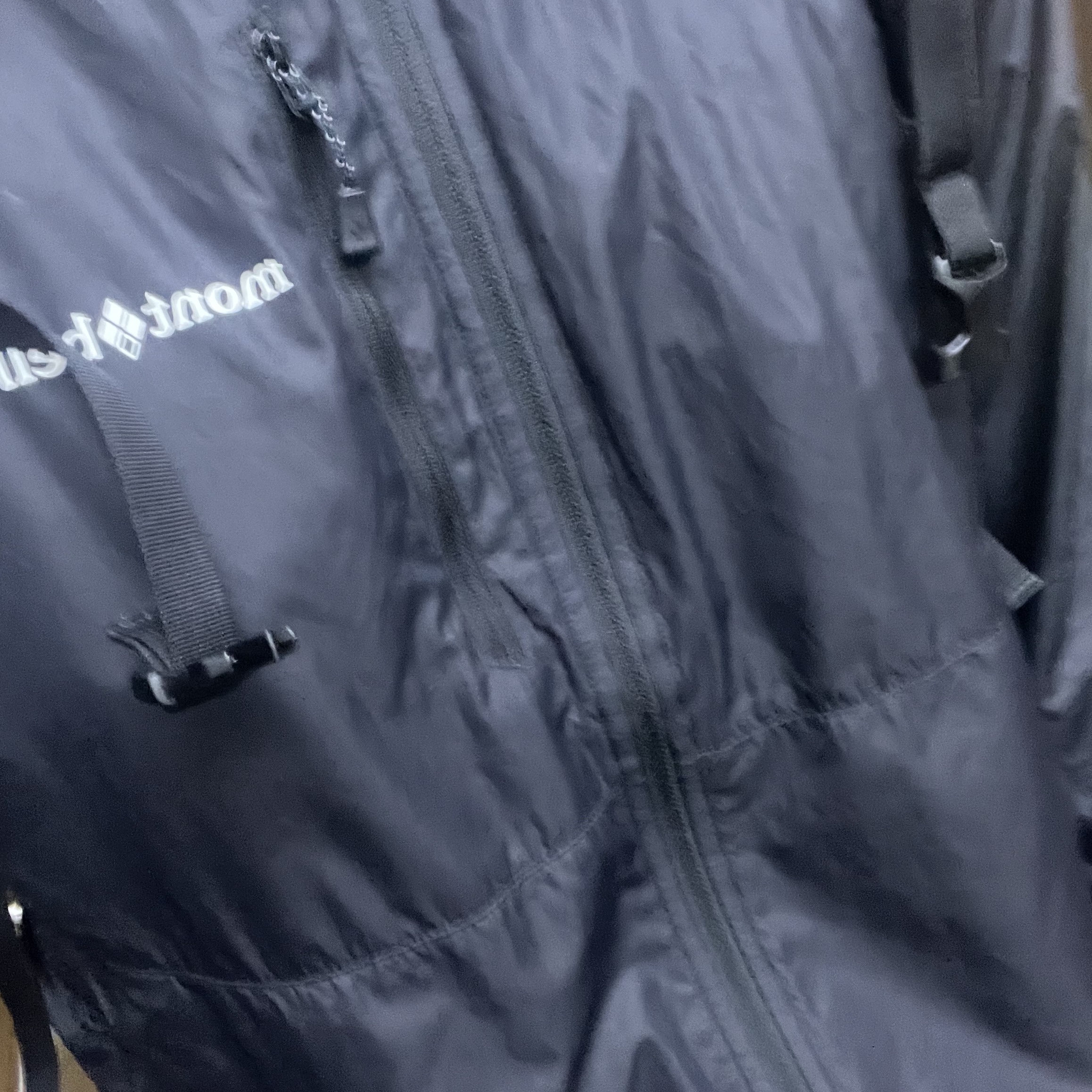 Arc'teryx Mantis 26 Backpack Black, Montbell Wind Blast Hooded Jacket Black 착용 스타일