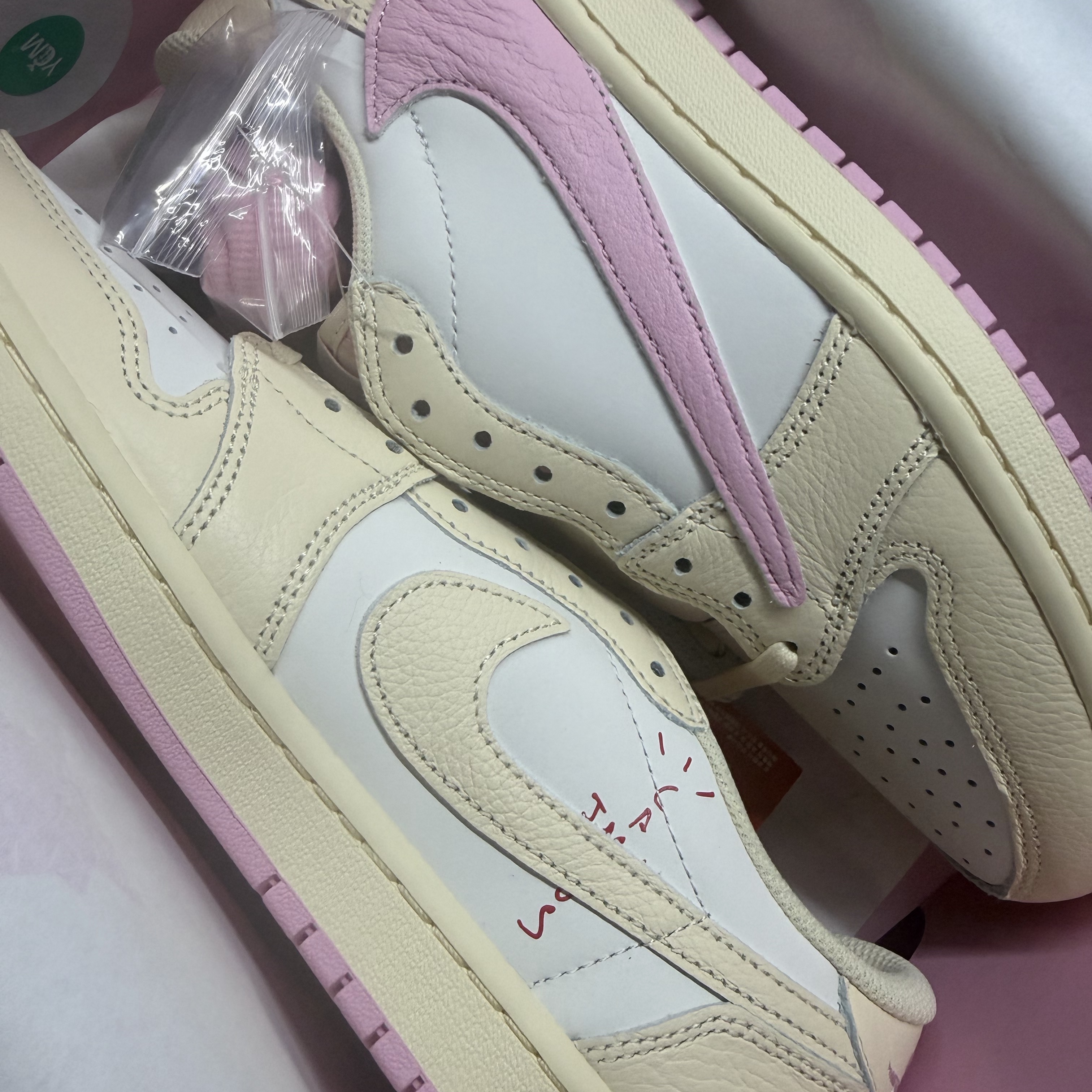 Jordan 1 x Travis Scott Retro Low OG SP Muslin Shy Pink 착용 스타일