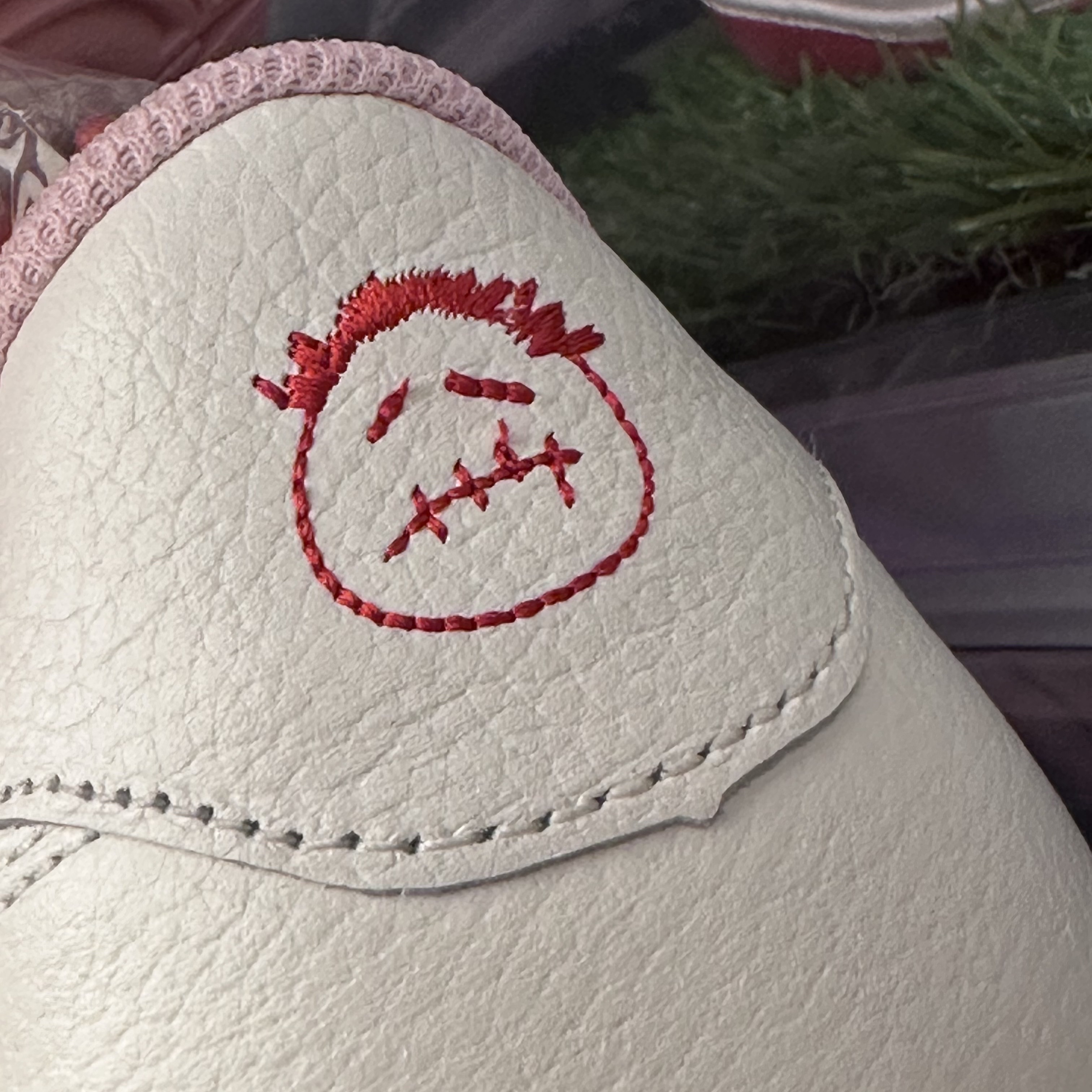 Jordan 1 x Travis Scott Retro Low OG SP Sail Tropical Pink 착용 스타일 - 3