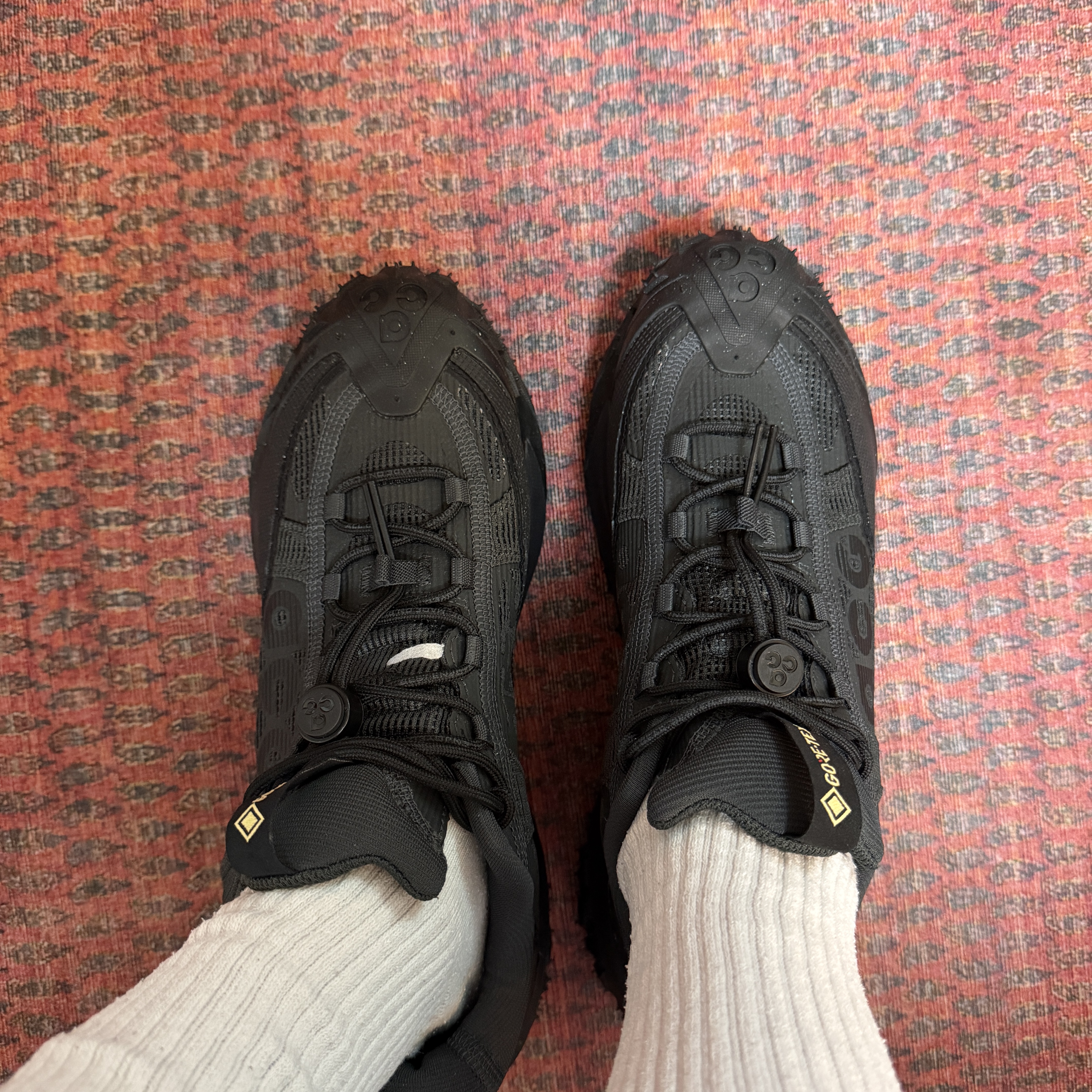 Nike ACG Mountain Fly 2 Low Gore-Tex Black and Dark Smoke Grey 착용 스타일