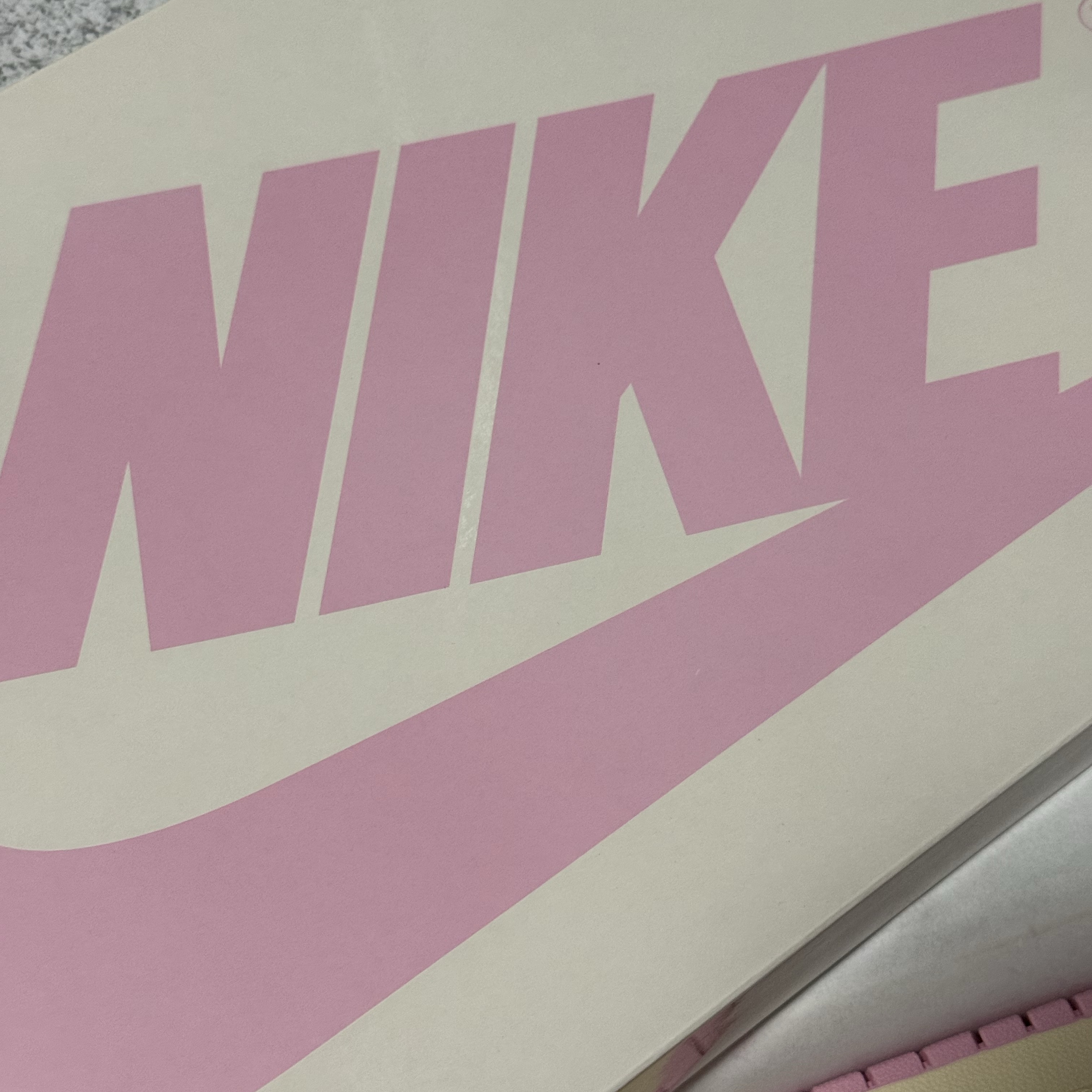 Jordan 1 x Travis Scott Retro Low OG SP Sail Tropical Pink 착용 스타일 - 2