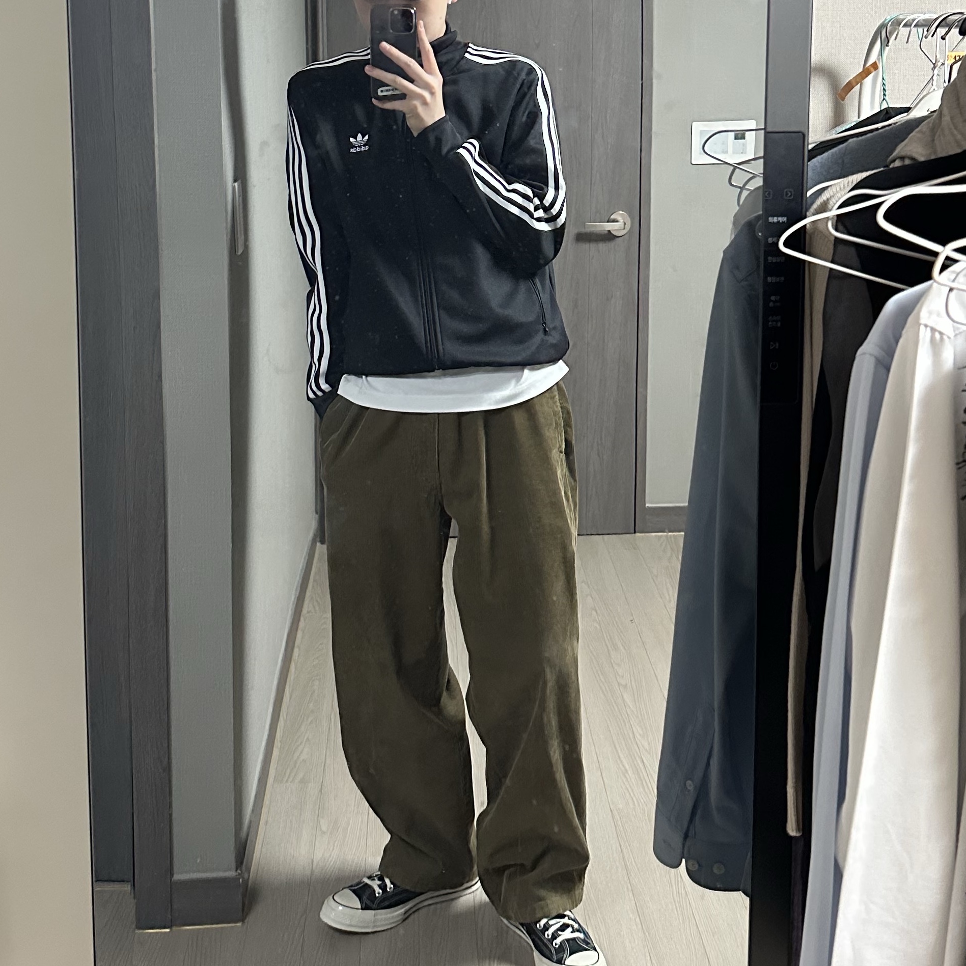 Adidas Adicolor Classics Firebird Track Top Black - KR Sizing, Converse Chuck 70 Hi Black 착용 스타일 - 1