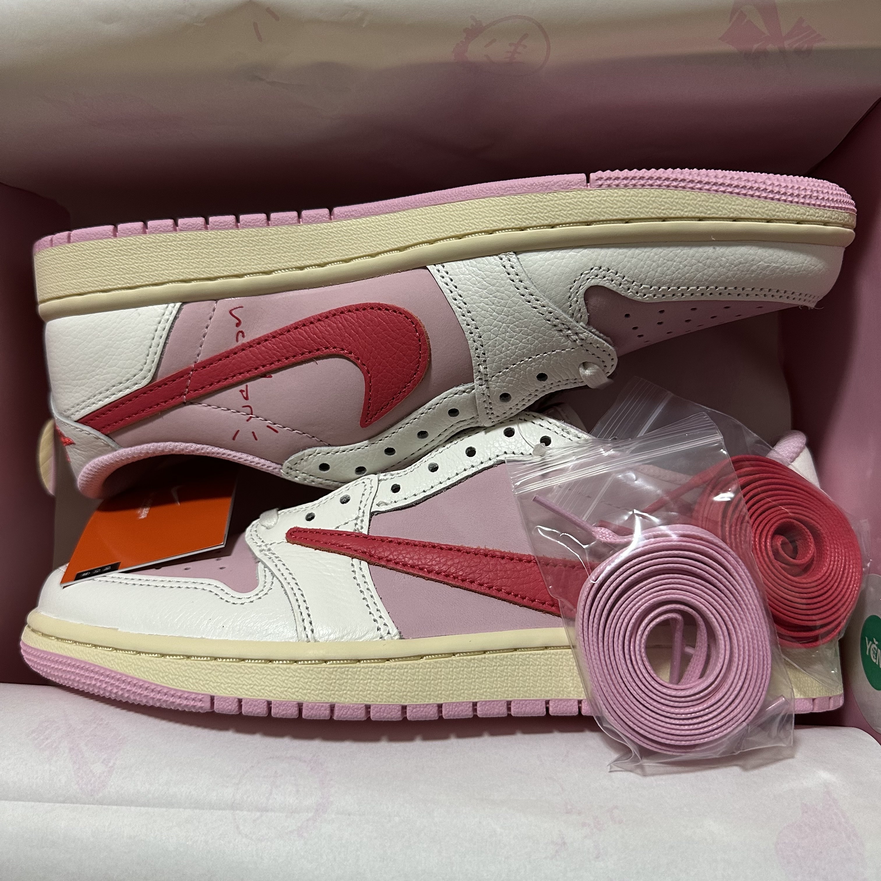 Jordan 1 x Travis Scott Retro Low OG SP Sail Tropical Pink 착용 스타일 - 2