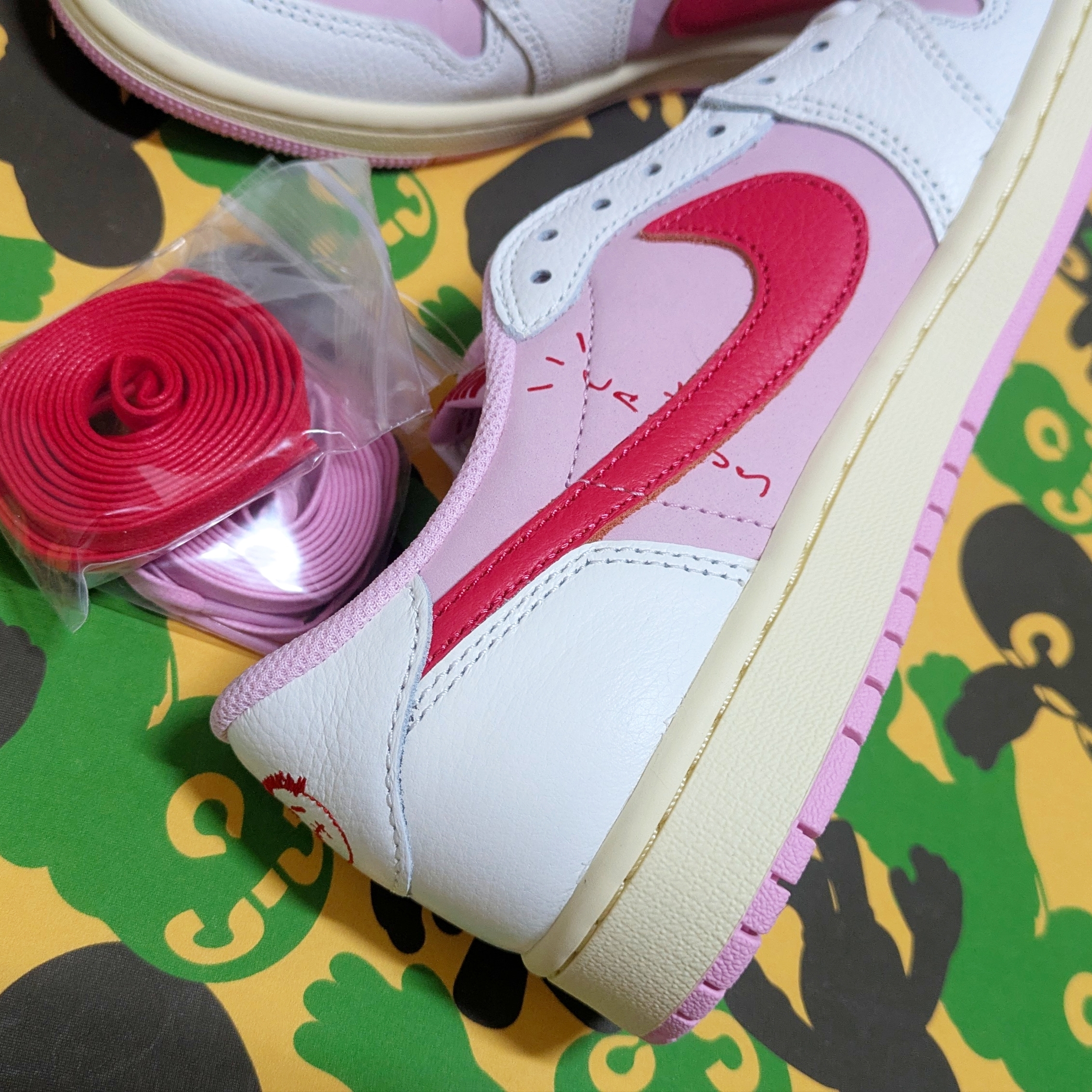 Jordan 1 x Travis Scott Retro Low OG SP Sail Tropical Pink 착용 스타일 - 2