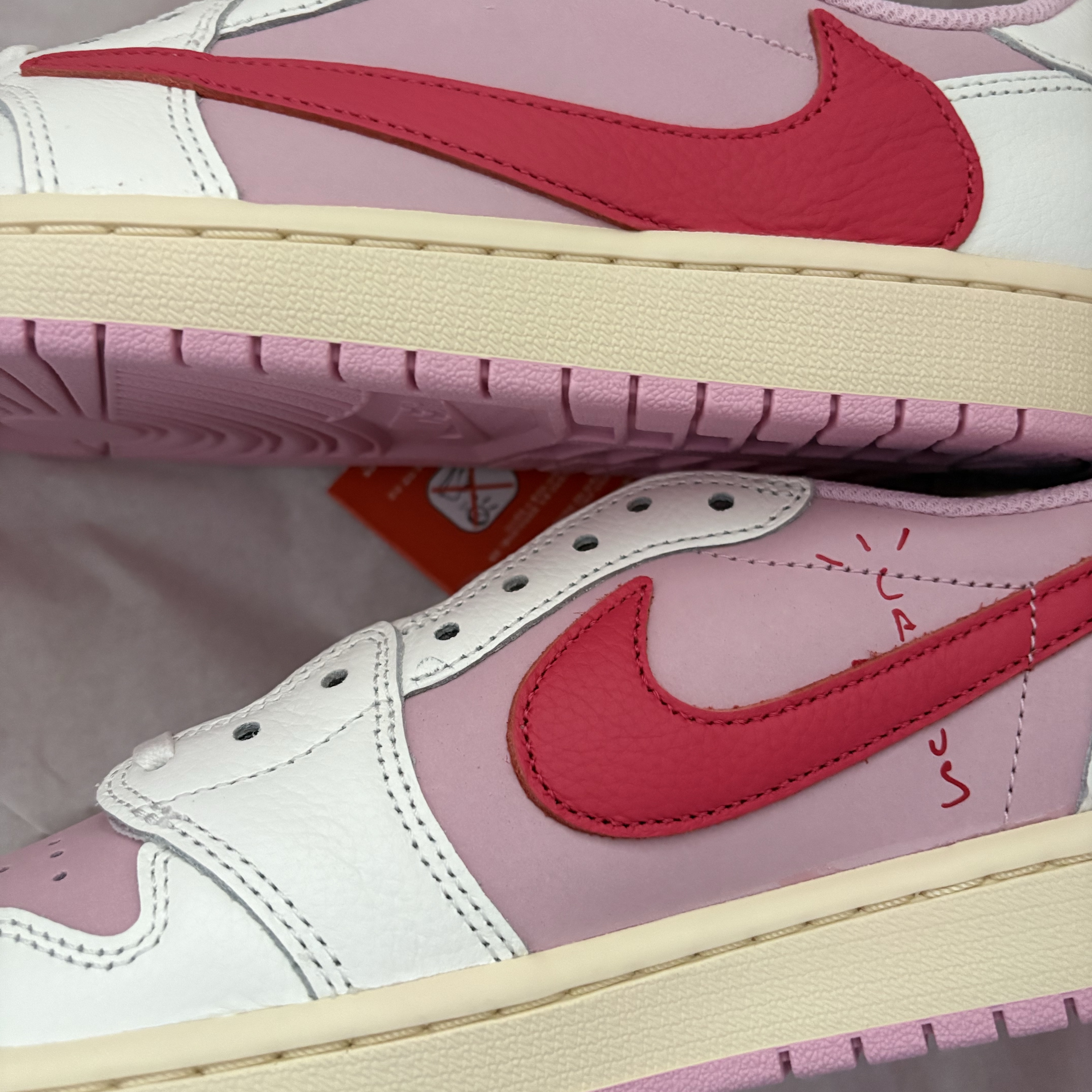 Jordan 1 x Travis Scott Retro Low OG SP Sail Tropical Pink 착용 스타일