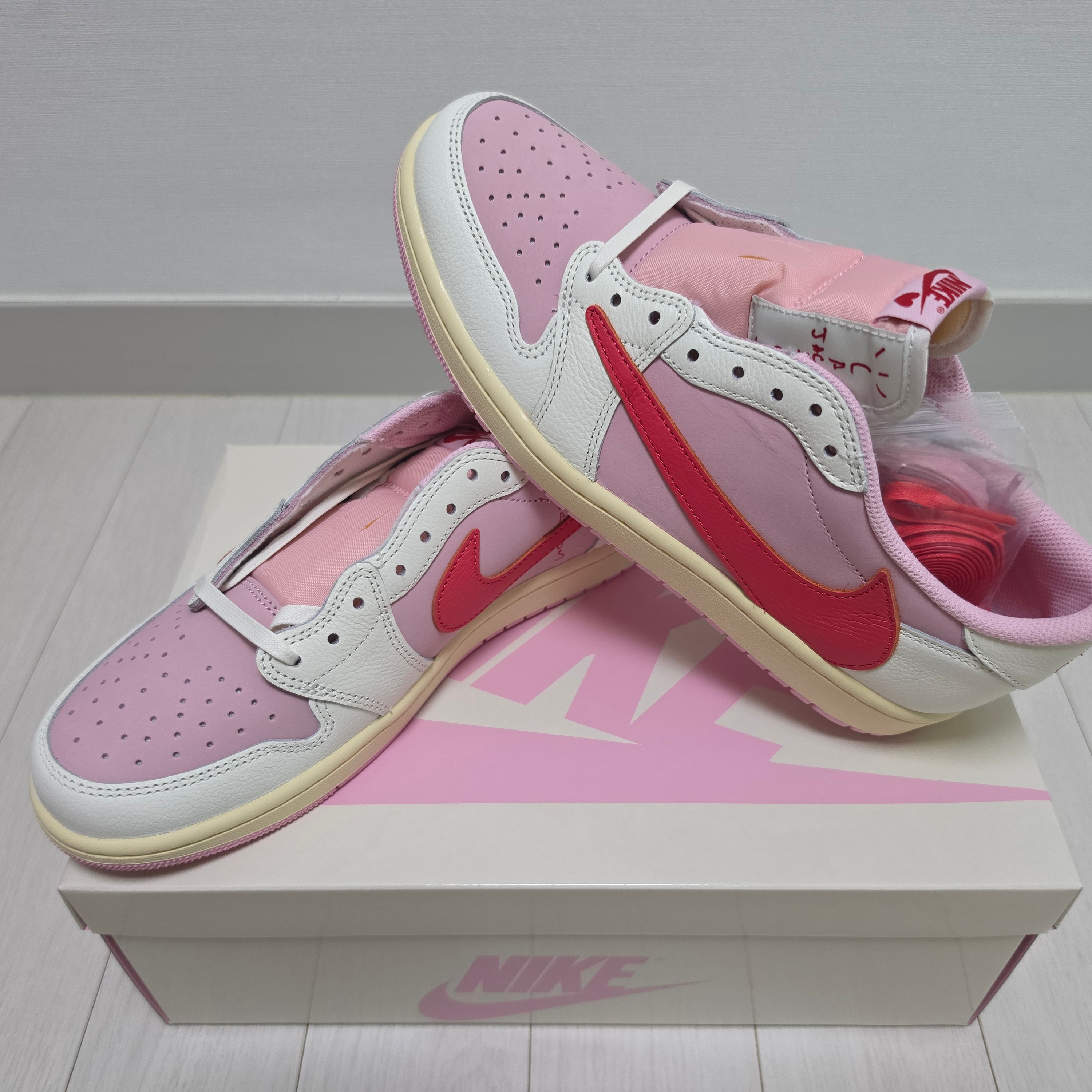 Jordan 1 x Travis Scott Retro Low OG SP Sail Tropical Pink 착용 스타일 - 2