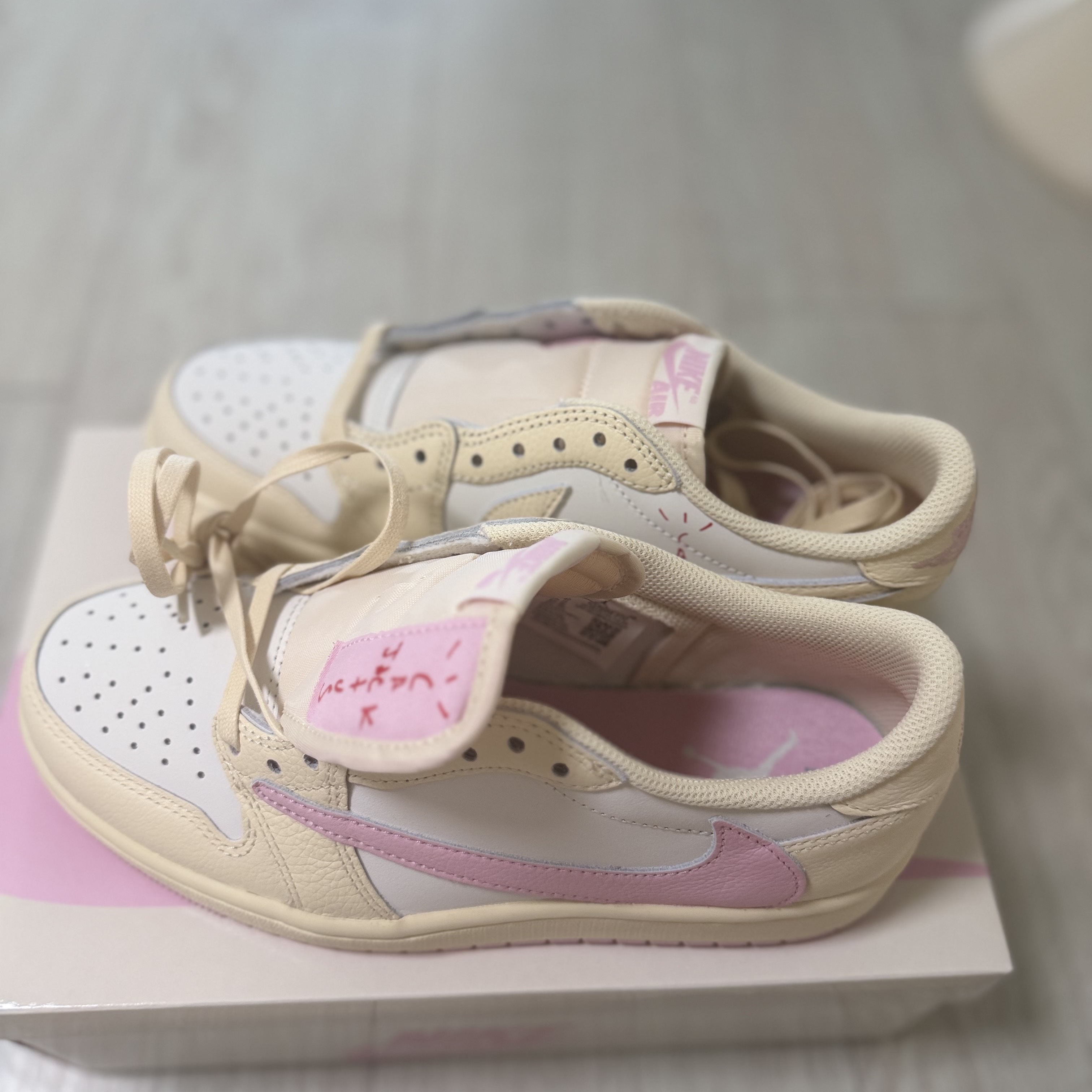 Jordan 1 x Travis Scott Retro Low OG SP Muslin Shy Pink 착용 스타일 - 4