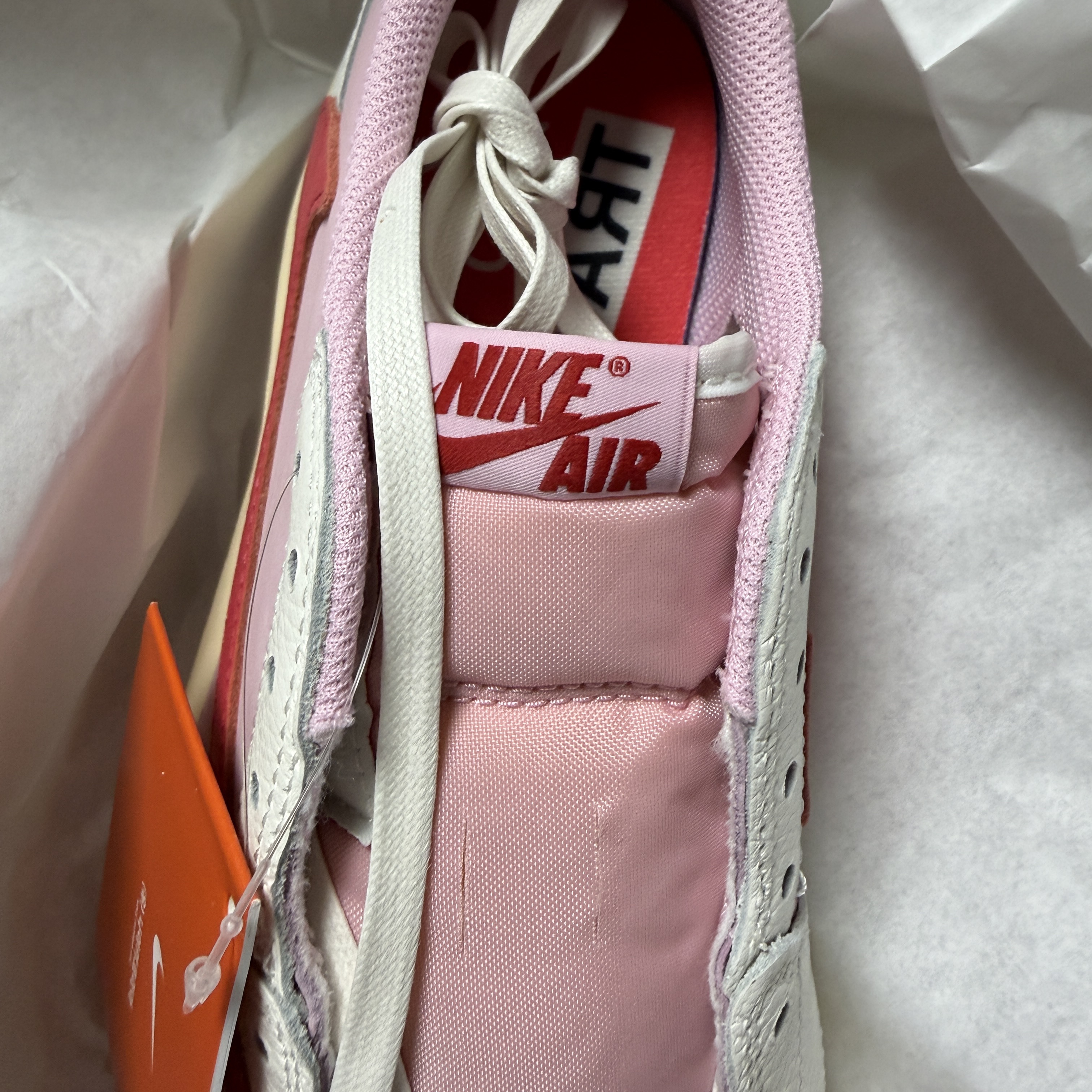 Jordan 1 x Travis Scott Retro Low OG SP Sail Tropical Pink 착용 스타일 - 1