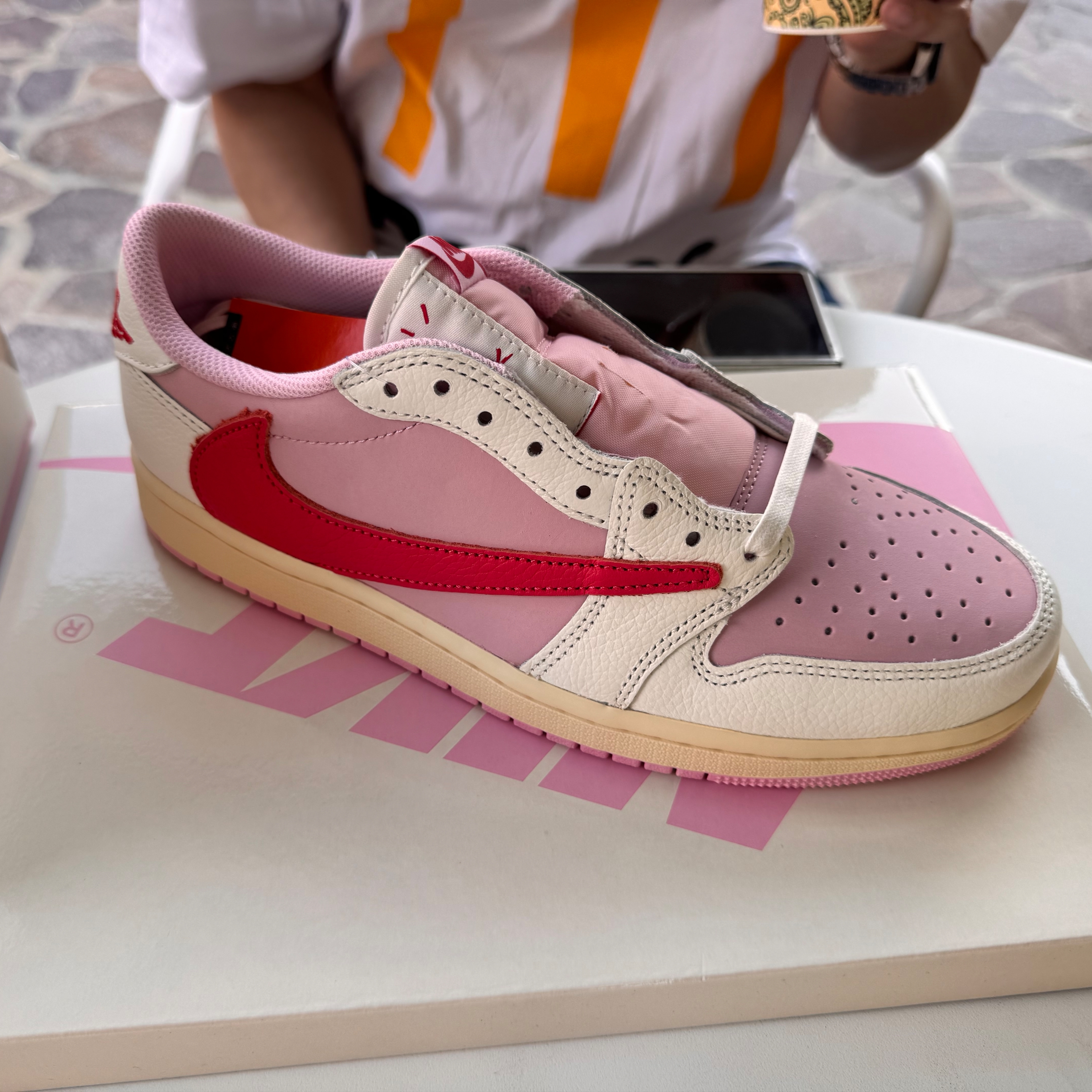 Jordan 1 x Travis Scott Retro Low OG SP Sail Tropical Pink 착용 스타일 - 3