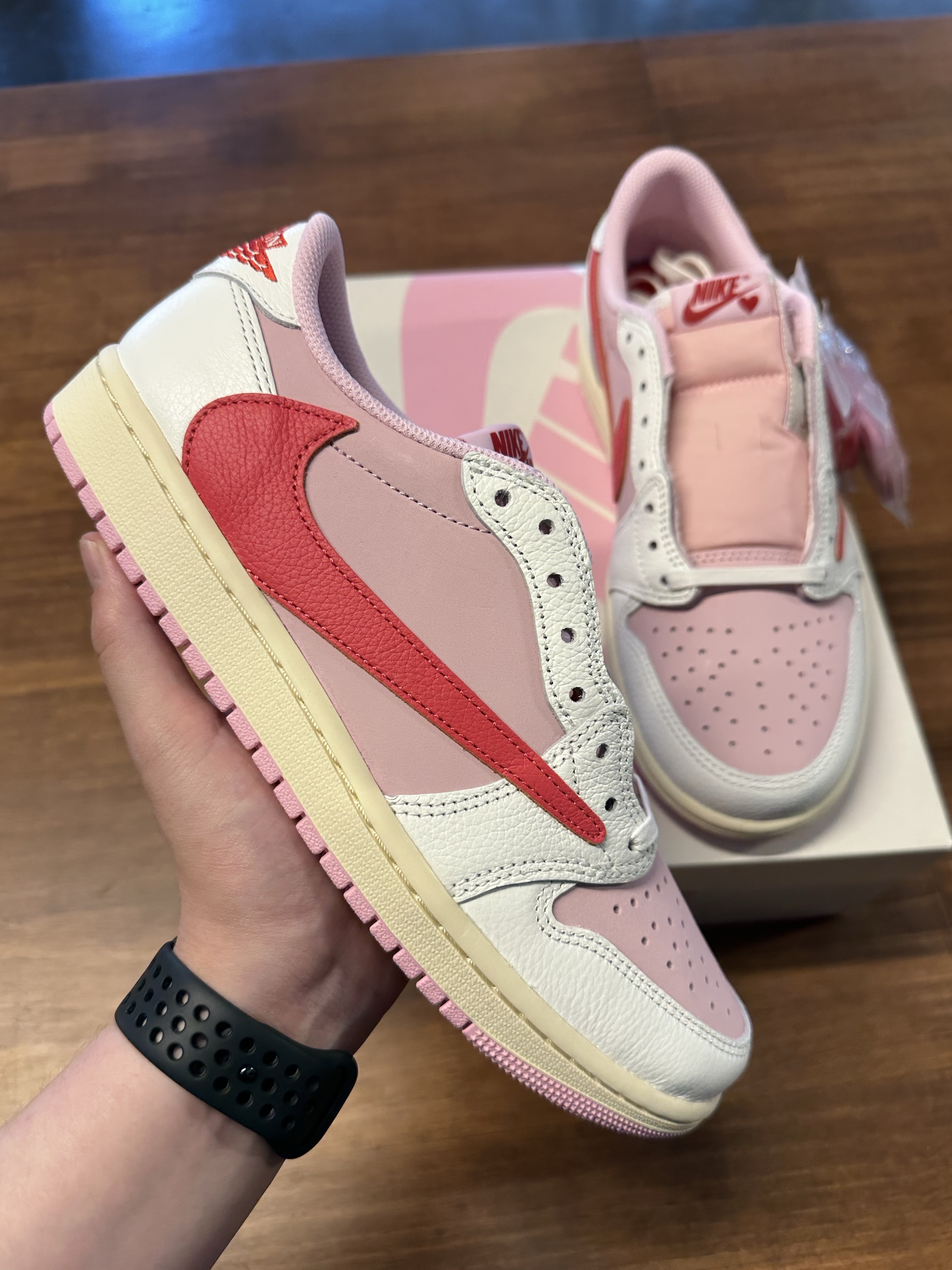 Jordan 1 x Travis Scott Retro Low OG SP Sail Tropical Pink 착용 스타일