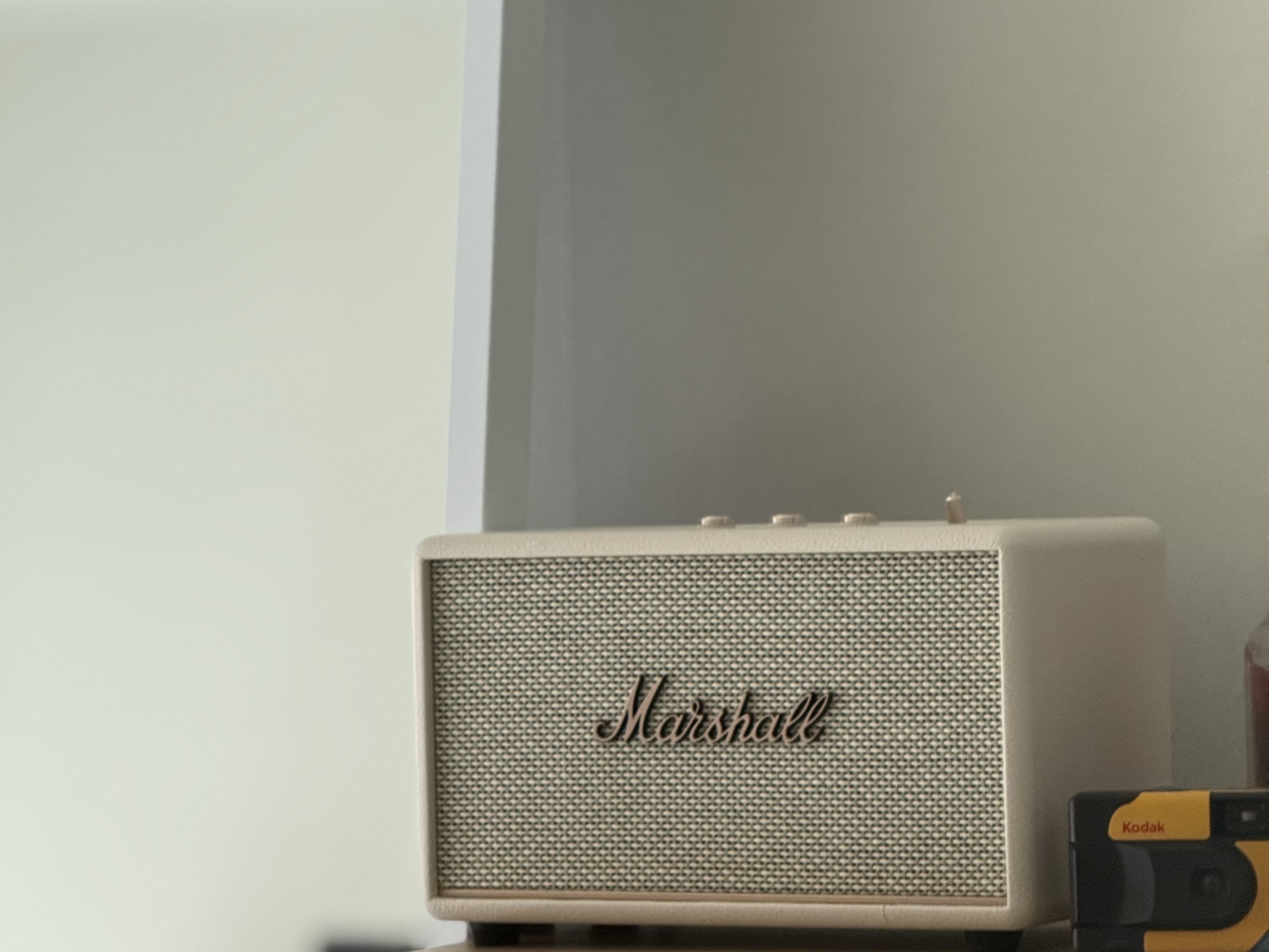 Marshall Acton III Bluetooth Cream (Korean Ver.) 착용 스타일