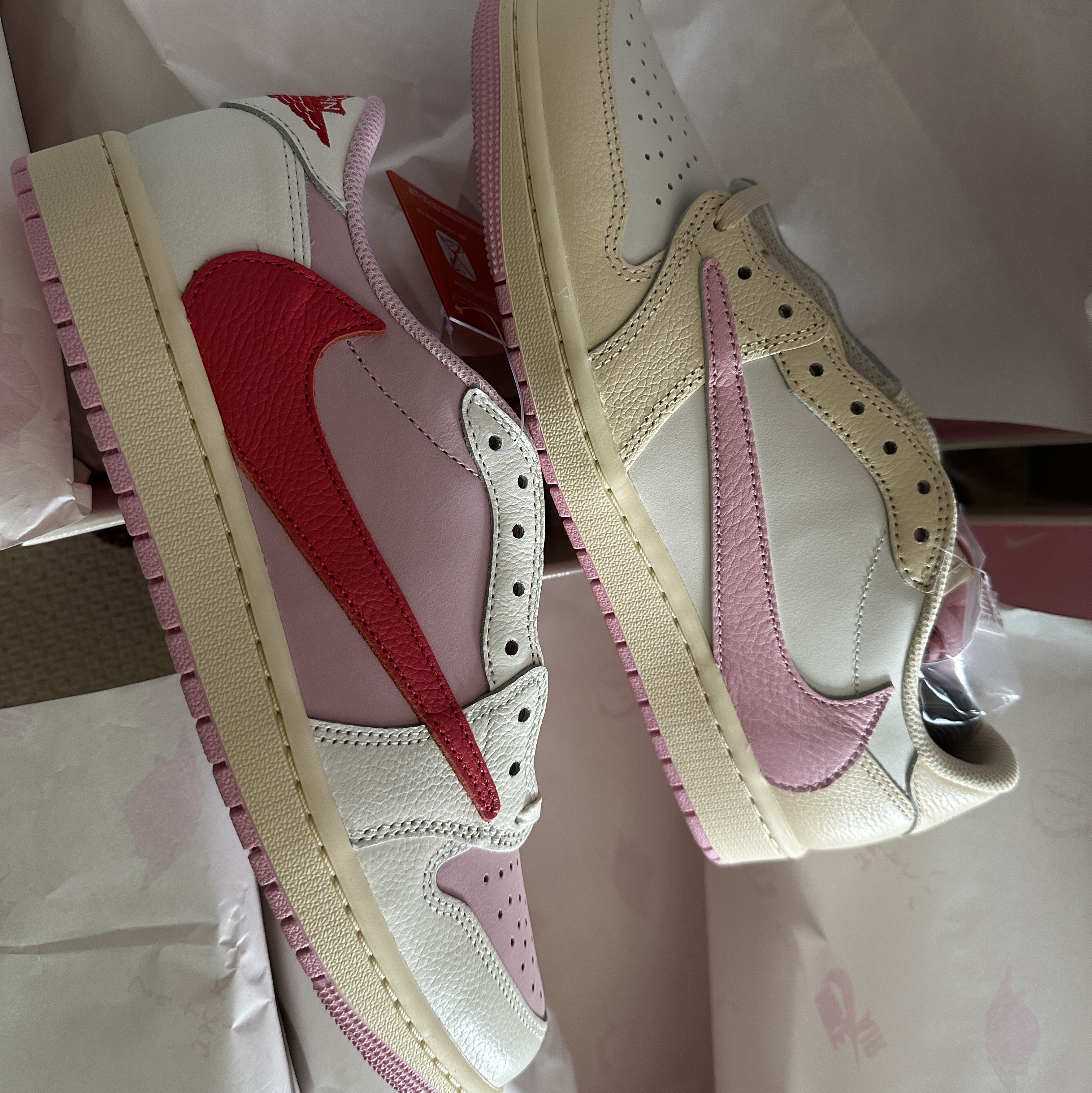 Jordan 1 x Travis Scott Retro Low OG SP Sail Tropical Pink, Jordan 1 x Travis Scott Retro Low OG SP Muslin Shy Pink 착용 스타일