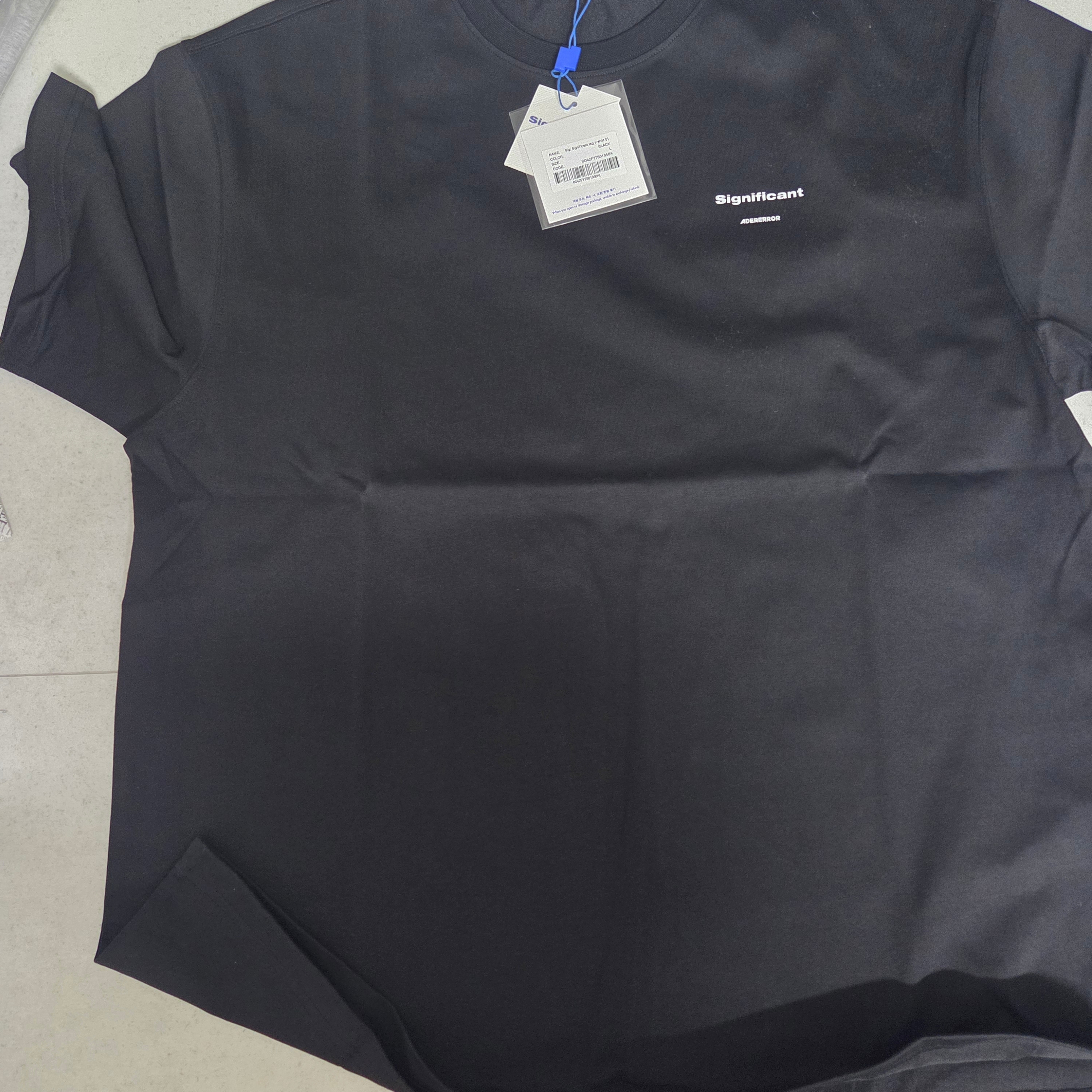 (W) Ader Error Sig; Tag T-Shirt 01 Black 착용 스타일 - 2