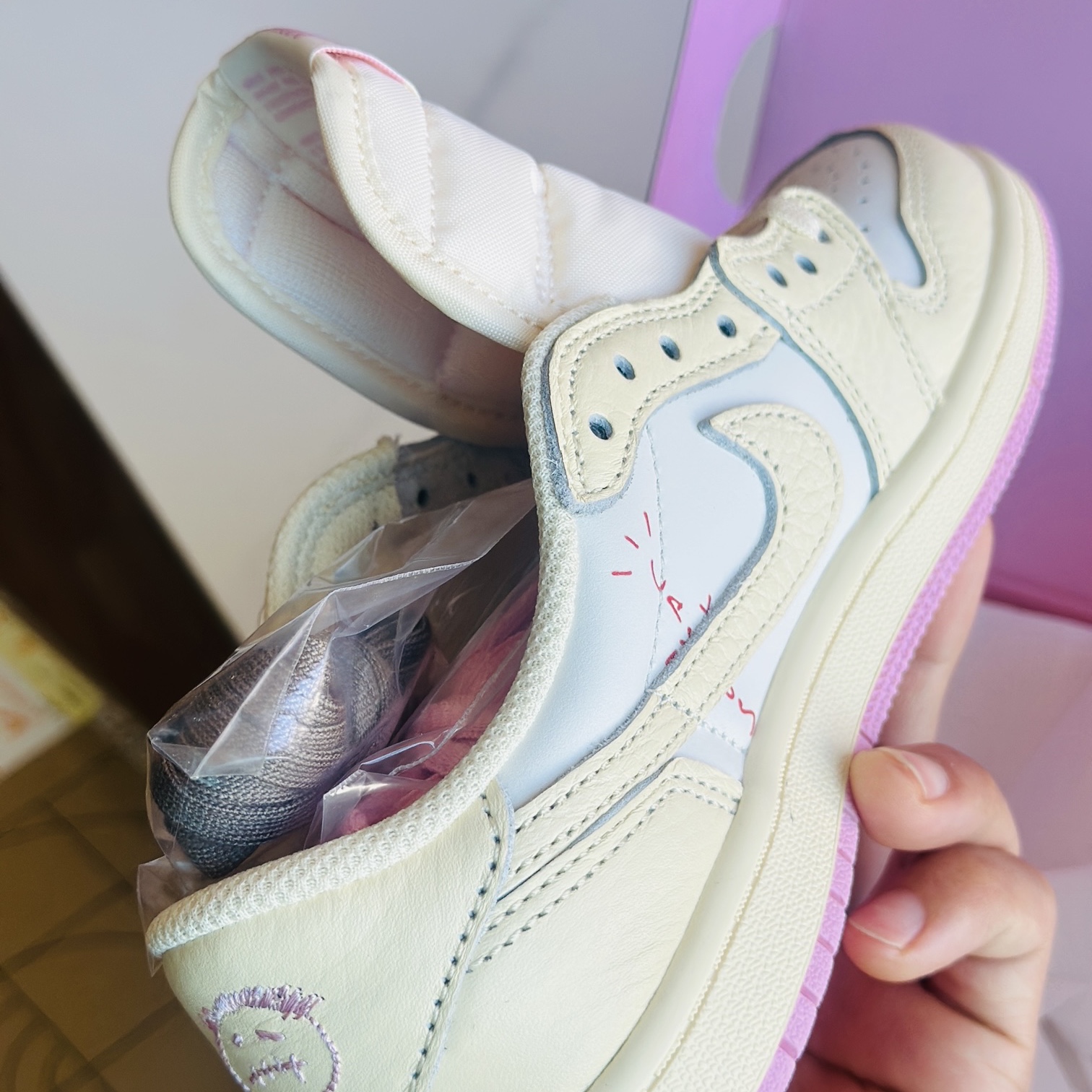 (PS) Jordan 1 x Travis Scott Retro Low OG SP Muslin Shy Pink 착용 스타일 - 1