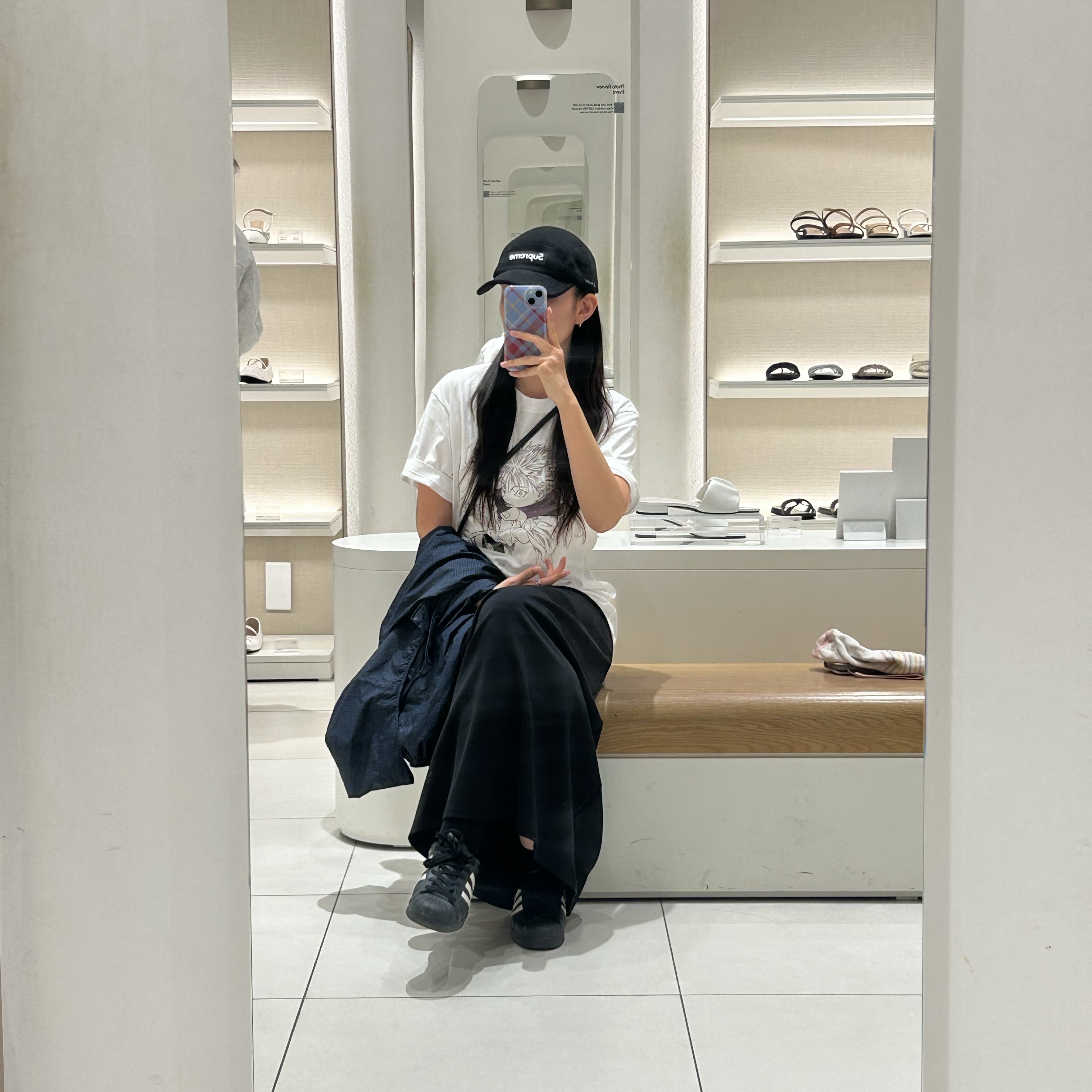 Uniqlo UT Shueisha 100th Anniversary Jujutsu Kaisen T-Shirt White, Supreme Polartec Camp Cap Black - 22FW 착용 스타일 - 2