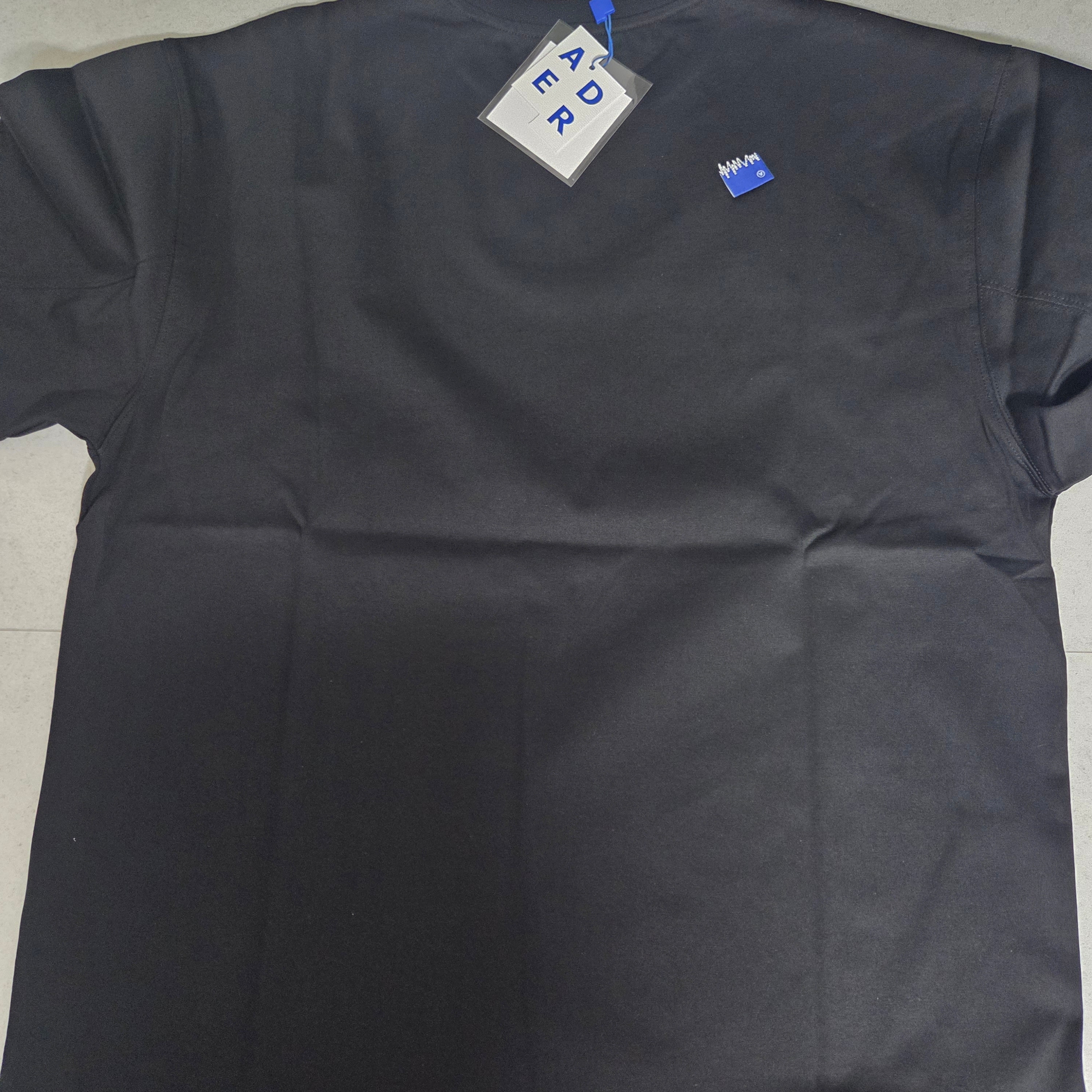 (W) Ader Error Sig; Tag T-Shirt 01 Black 착용 스타일 - 1