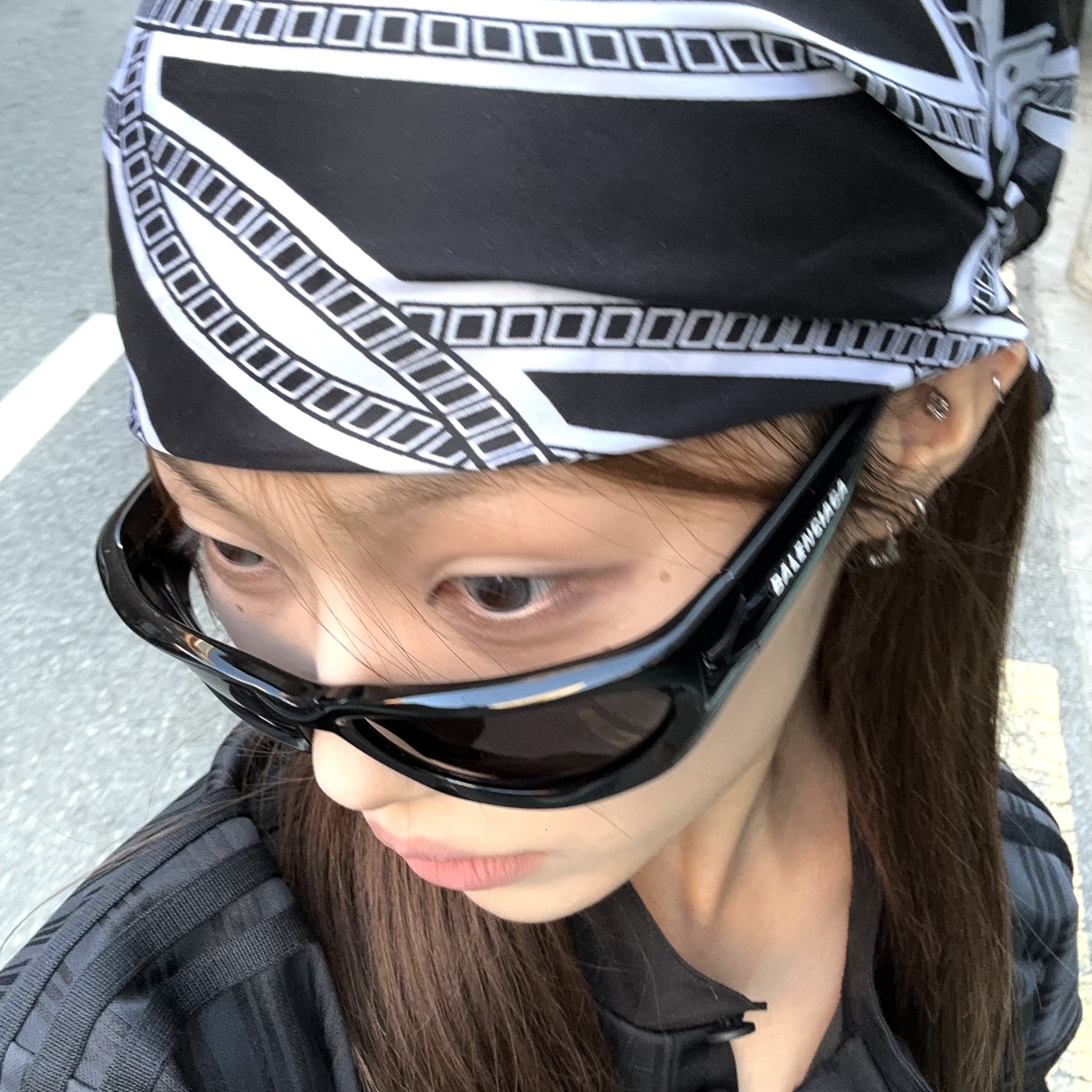 Balenciaga Swift Oval Sunglasses Black 착용 스타일