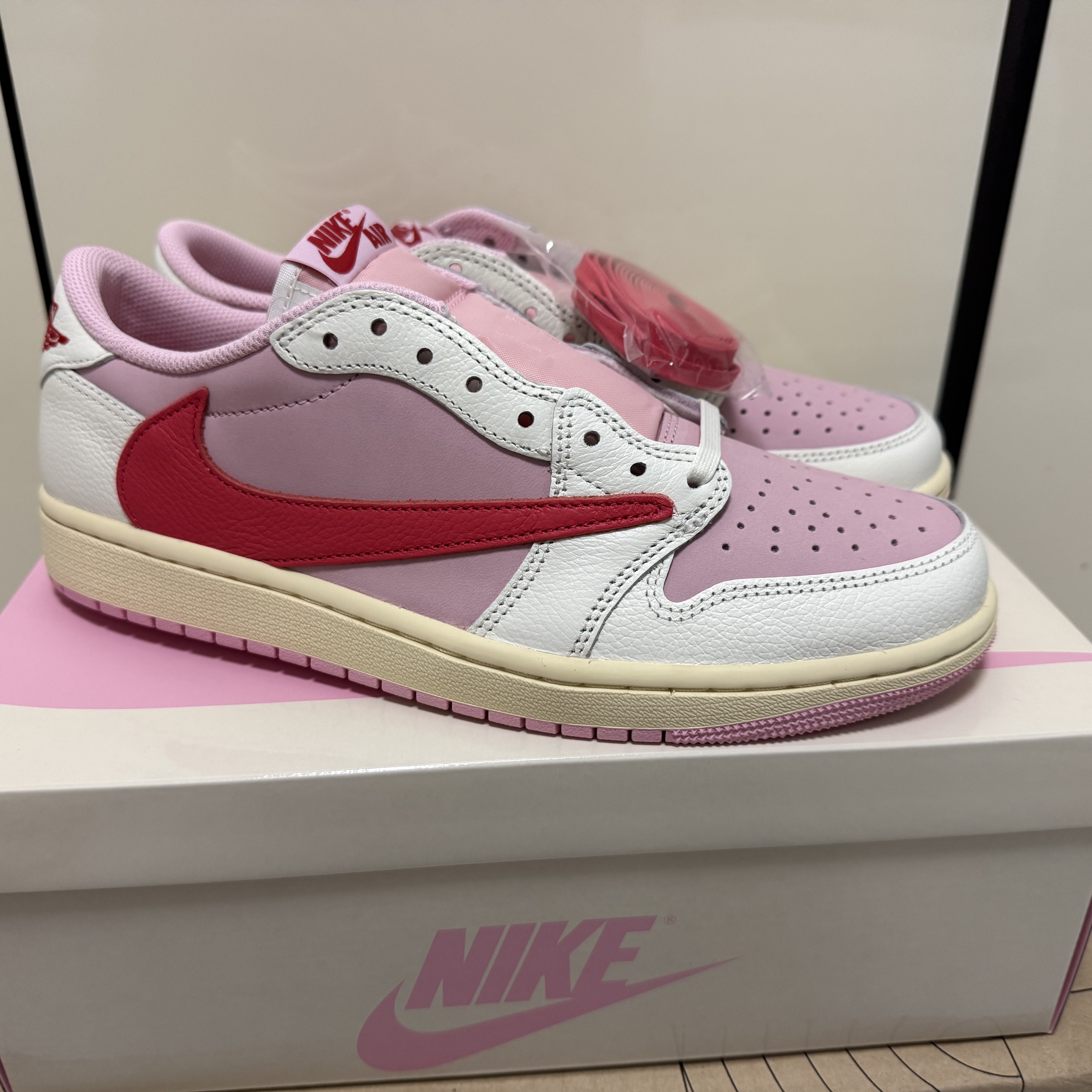 Jordan 1 x Travis Scott Retro Low OG SP Sail Tropical Pink 착용 스타일