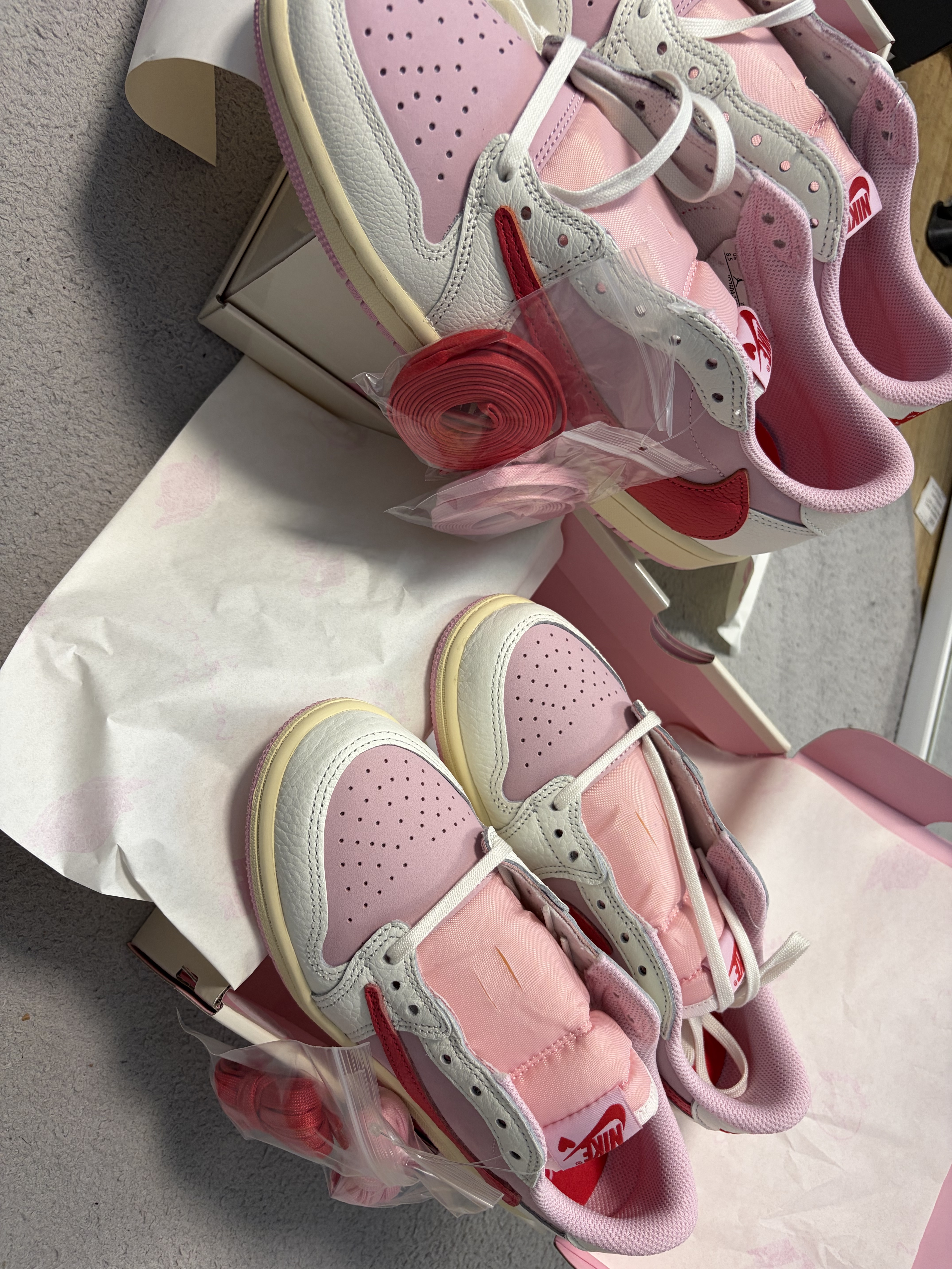 (PS) Jordan 1 x Travis Scott Retro Low OG SP Sail Tropical Pink 착용 스타일 - 1