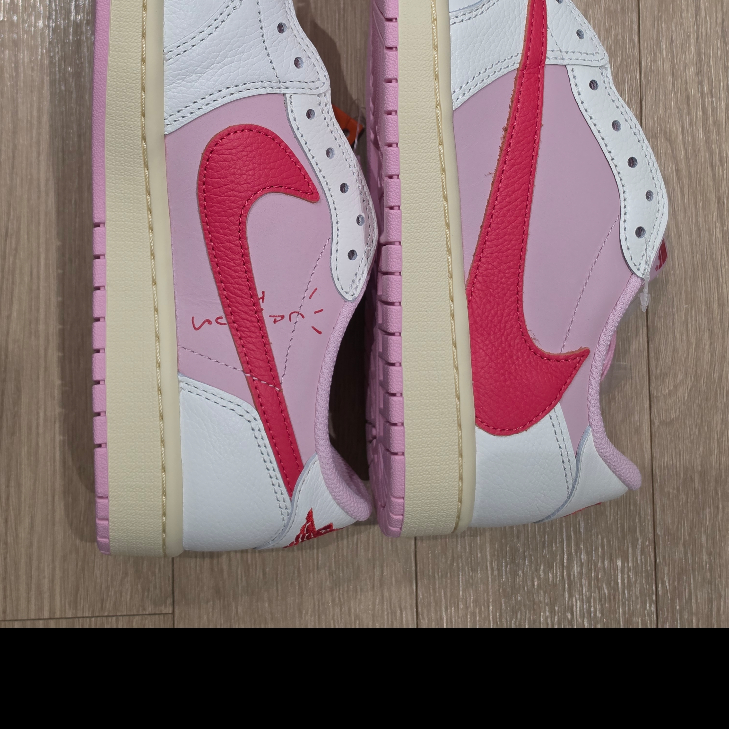 Jordan 1 x Travis Scott Retro Low OG SP Sail Tropical Pink 착용 스타일