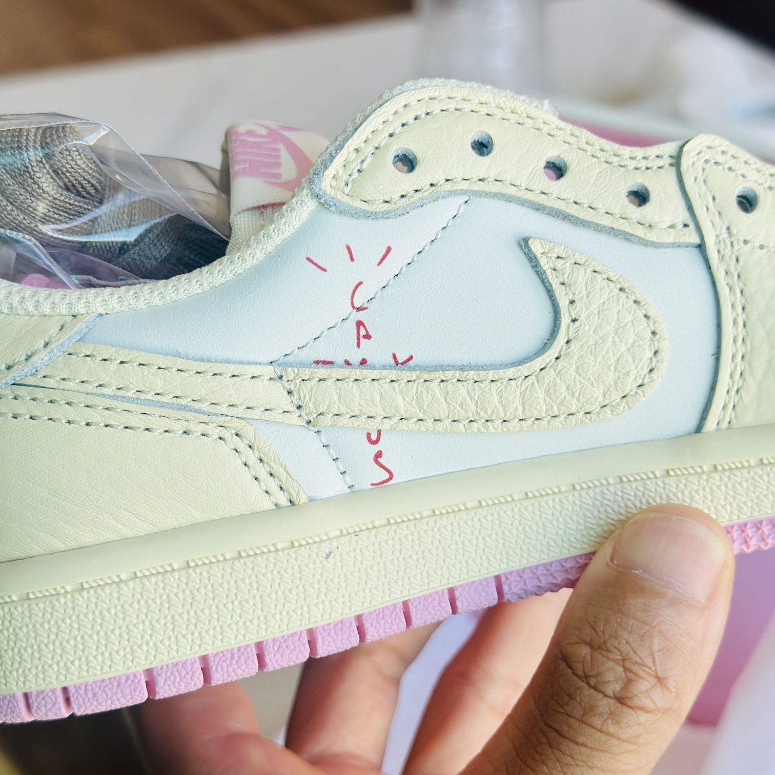 (PS) Jordan 1 x Travis Scott Retro Low OG SP Muslin Shy Pink 착용 스타일 - 2