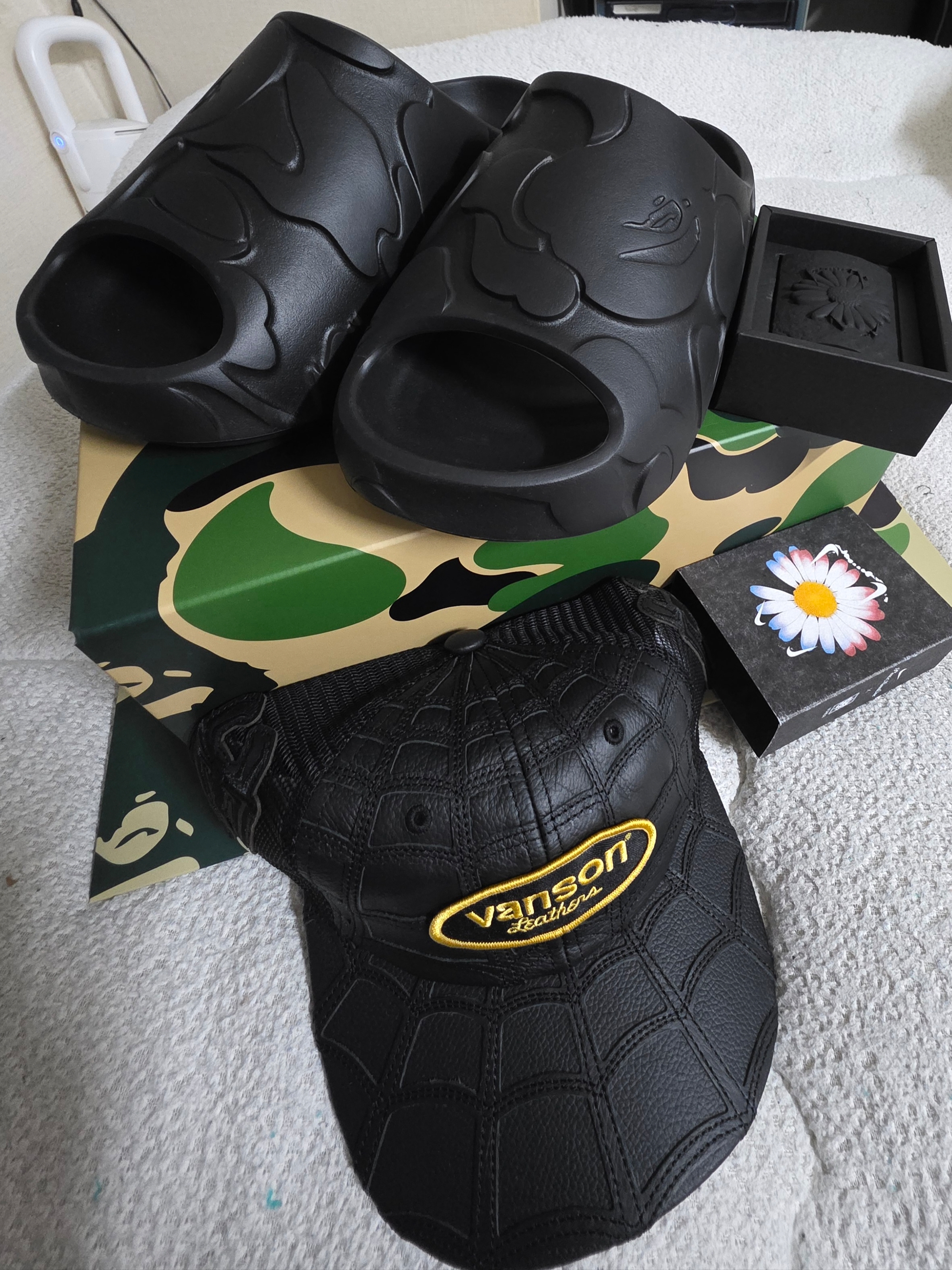 BAPE Slide #1 Black, Supreme x Vanson Leathers Spider-Man Mesh Back 6-Panel Black - 26SS 착용 스타일 - 1
