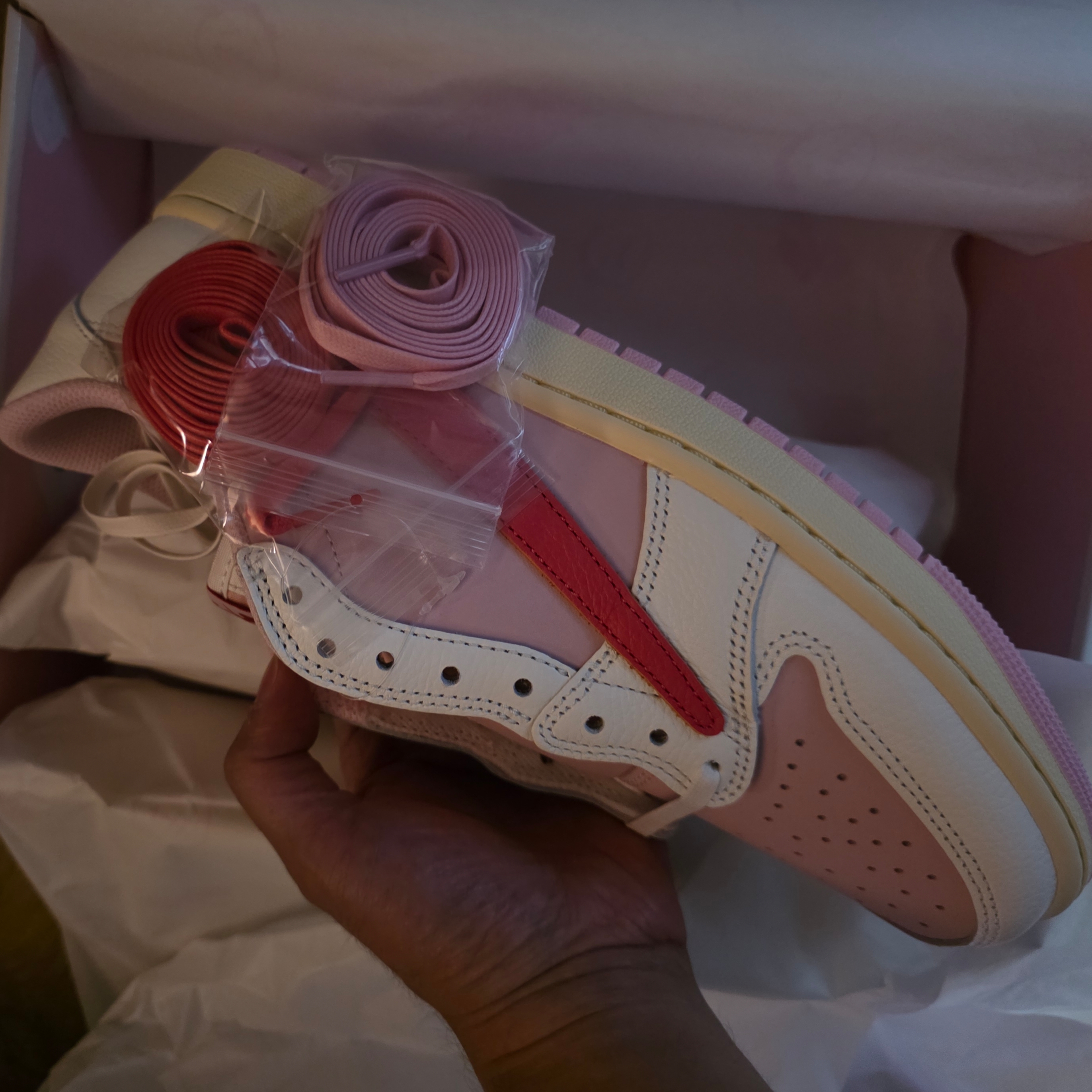 Jordan 1 x Travis Scott Retro Low OG SP Sail Tropical Pink 착용 스타일 - 4