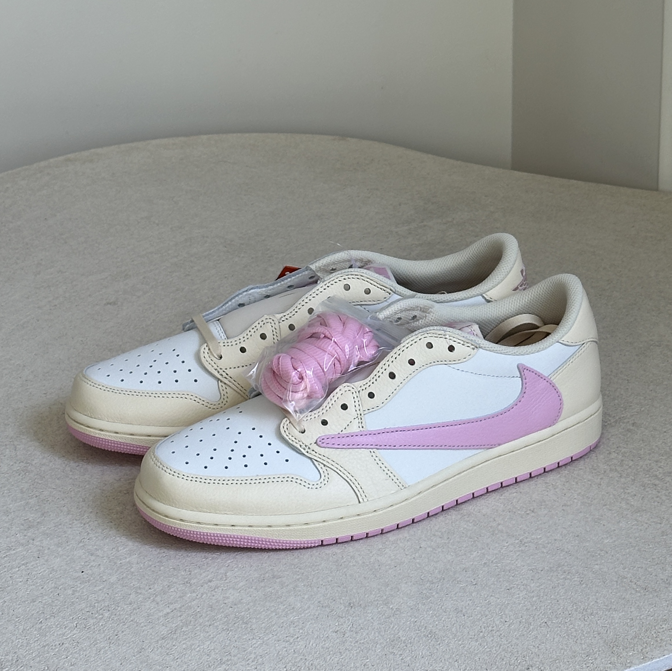 Jordan 1 x Travis Scott Retro Low OG SP Muslin Shy Pink 착용 스타일
