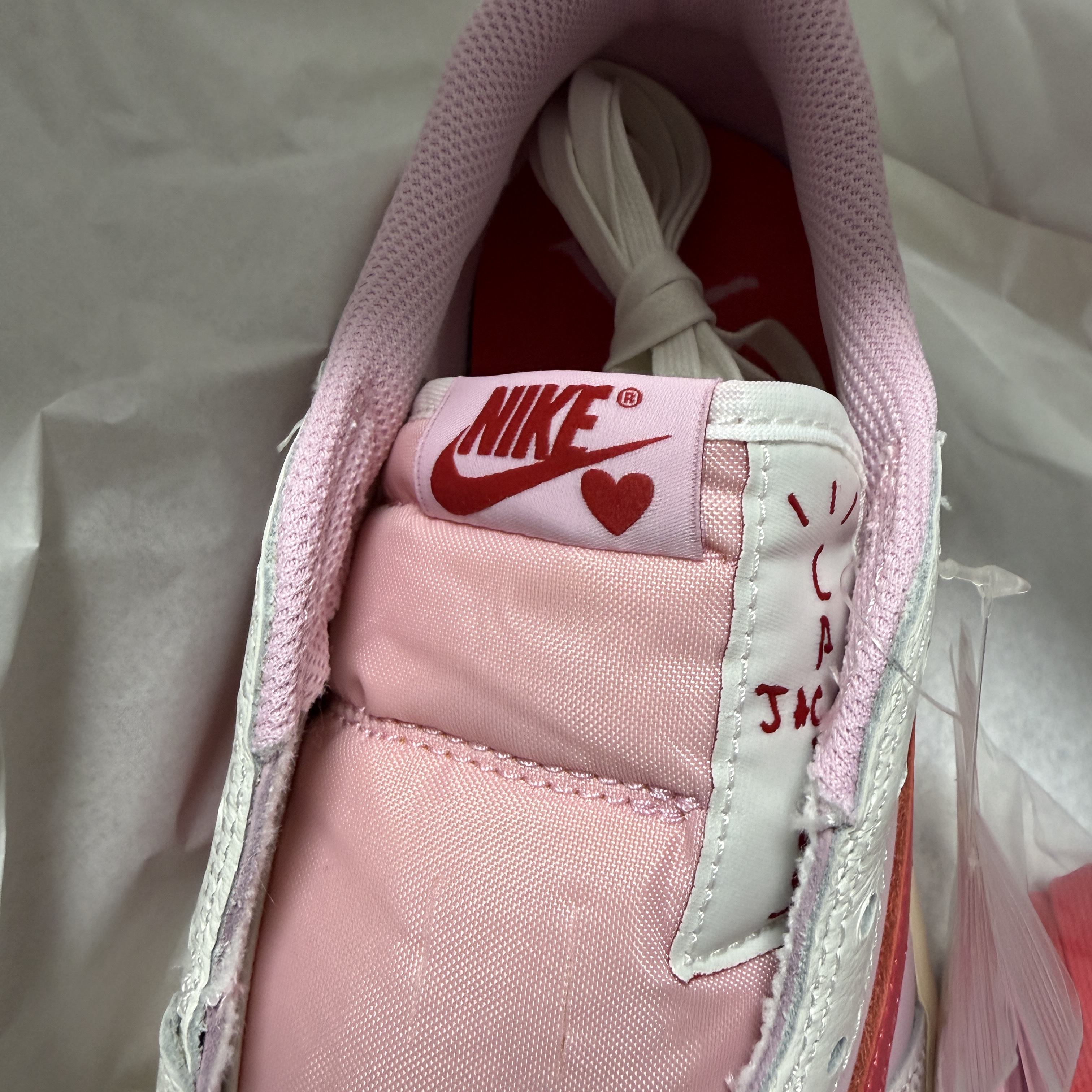 Jordan 1 x Travis Scott Retro Low OG SP Sail Tropical Pink 착용 스타일 - 2