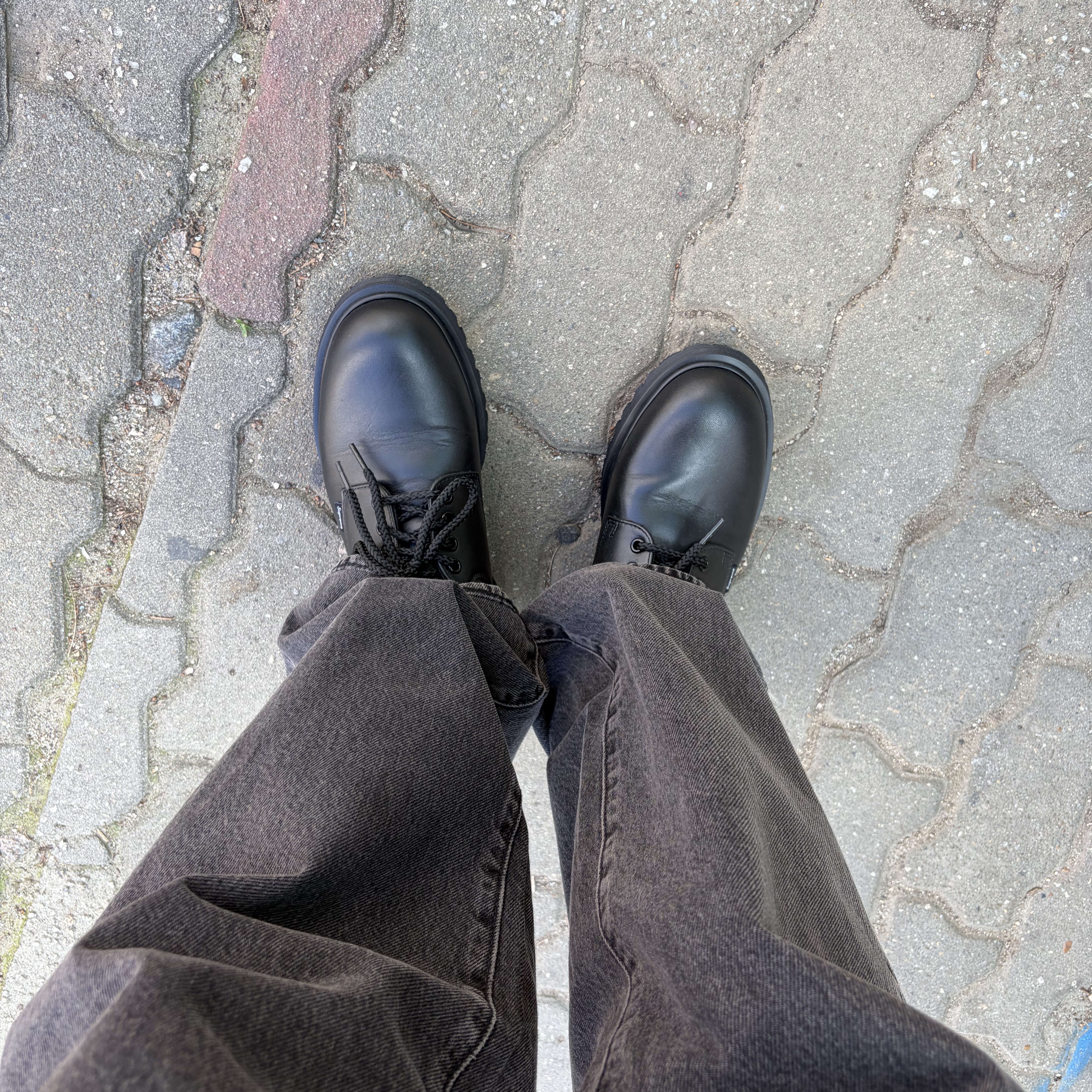 Dr. Martens x Supreme Postal Supreme 4-Eye Shoe Black - 26SS 착용 스타일 - 2