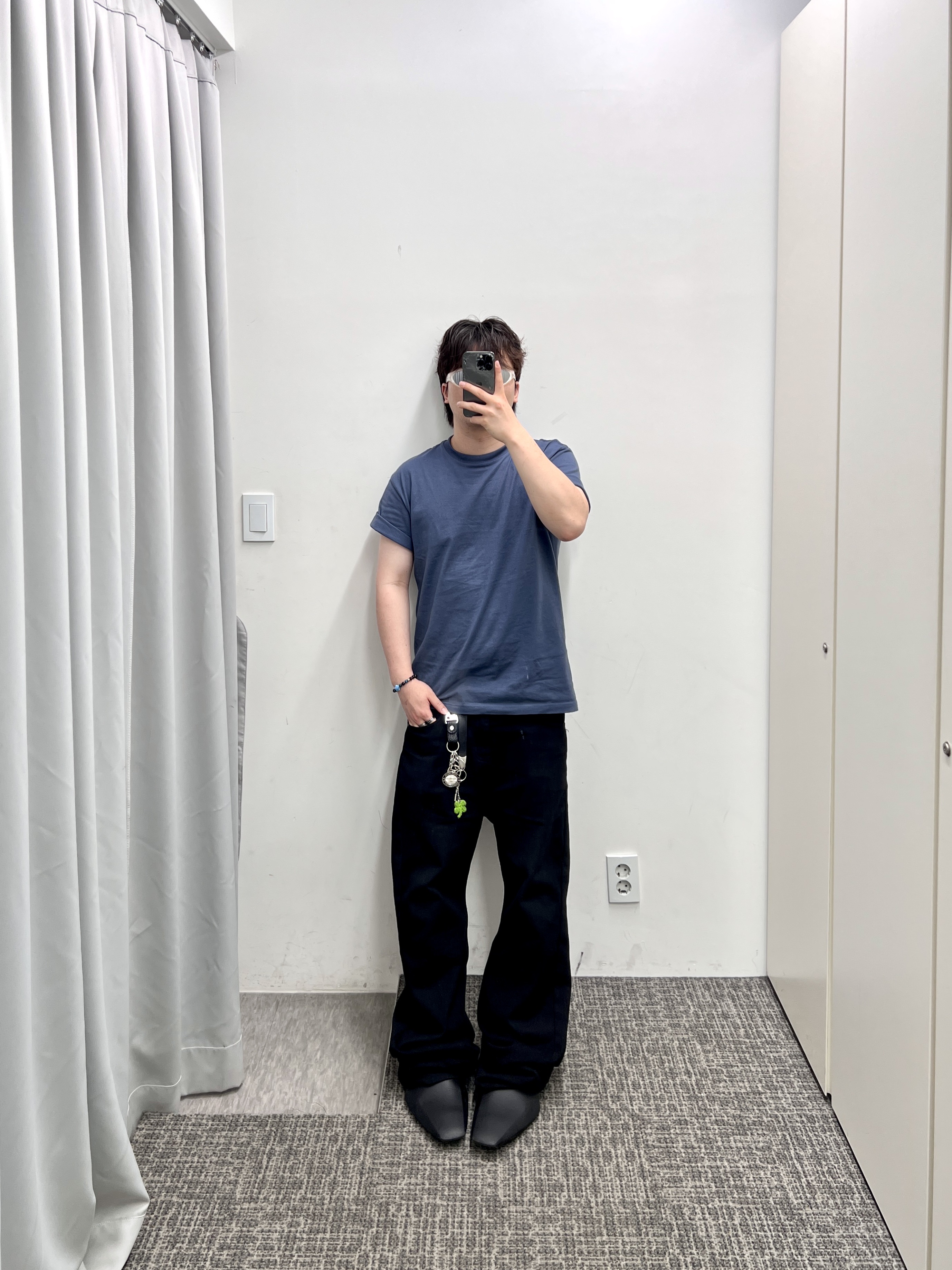 Balenciaga Rubber Space Shoe Matte Black 착용 스타일 - 1