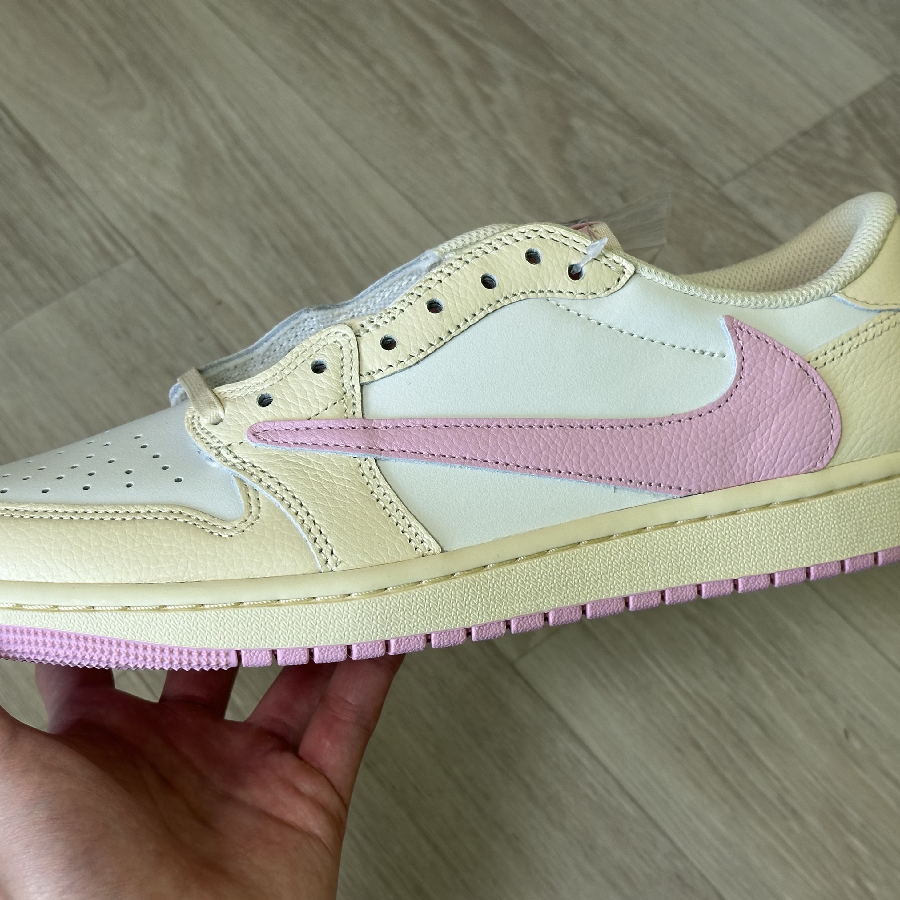 Jordan 1 x Travis Scott Retro Low OG SP Muslin Shy Pink 착용 스타일 - 1