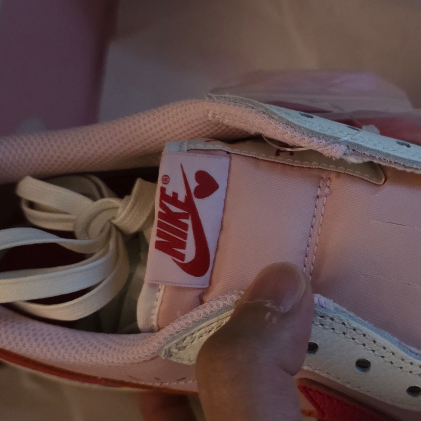 Jordan 1 x Travis Scott Retro Low OG SP Sail Tropical Pink 착용 스타일 - 5