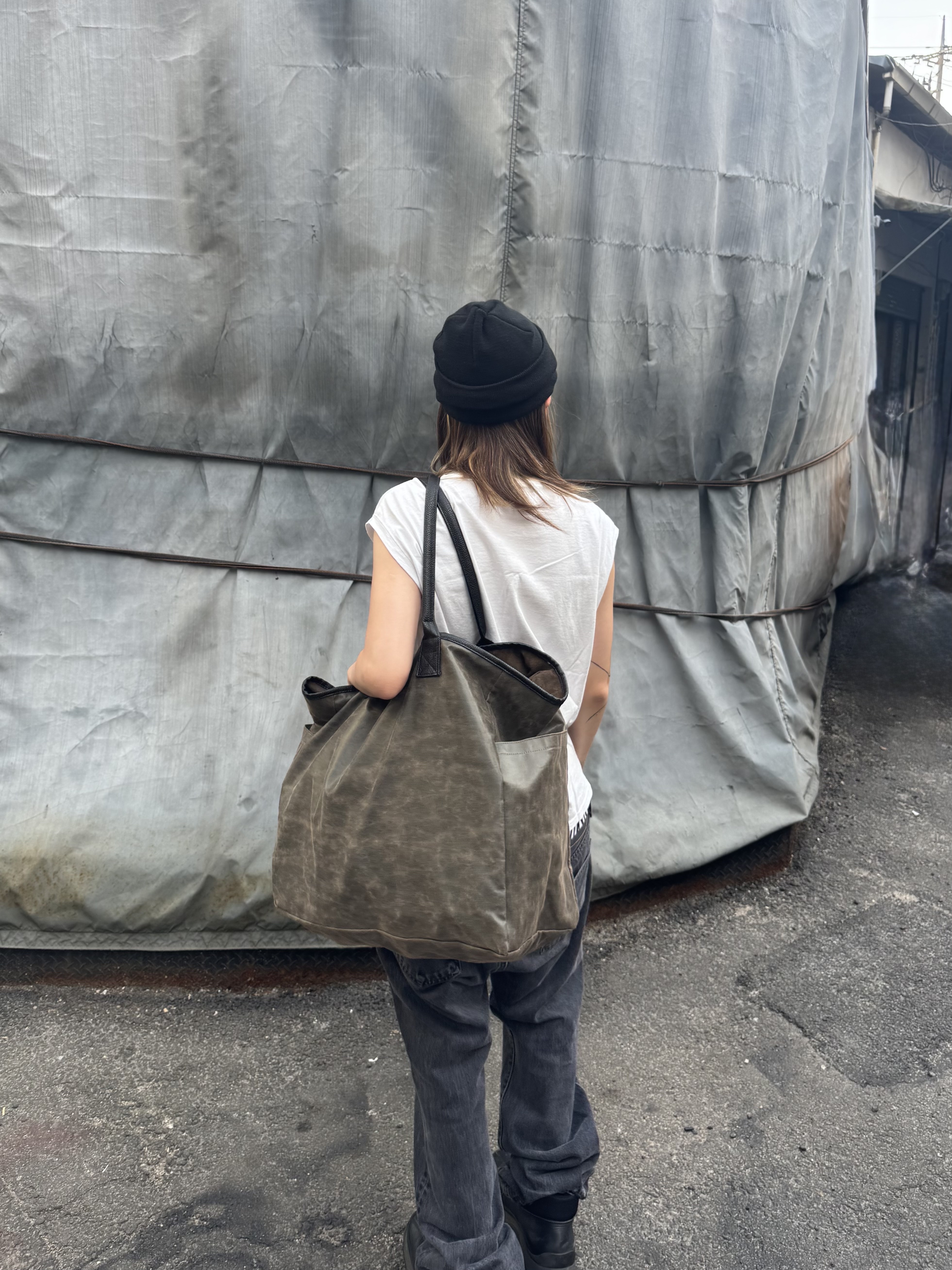 Hysteric Glamour Guitar Girl Mesh Cap Brown, Aoiro Shogo(初号) Big Bag Matte Brown 착용 스타일 - 2