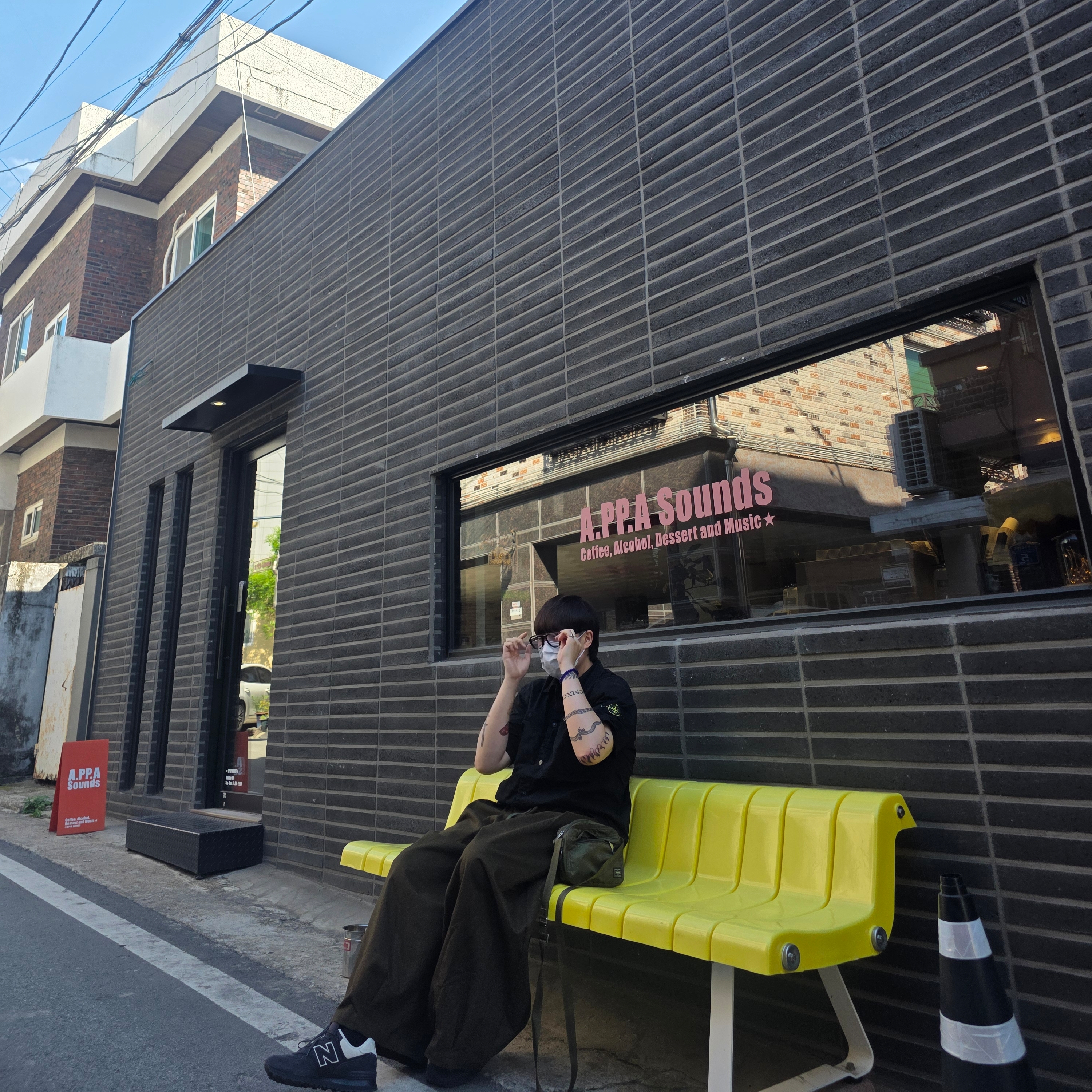 Stone Island 1200029 Brushed Organic Cotton Canvas Old Effect Comfort Fit Short-Sleeve Shirt with Chest Pockets and Snaps Black - 25SS, New Balance x Comme des Garcons Junya Watanabe Man 574 Suede Grey Off White 착용 스타일 - 2