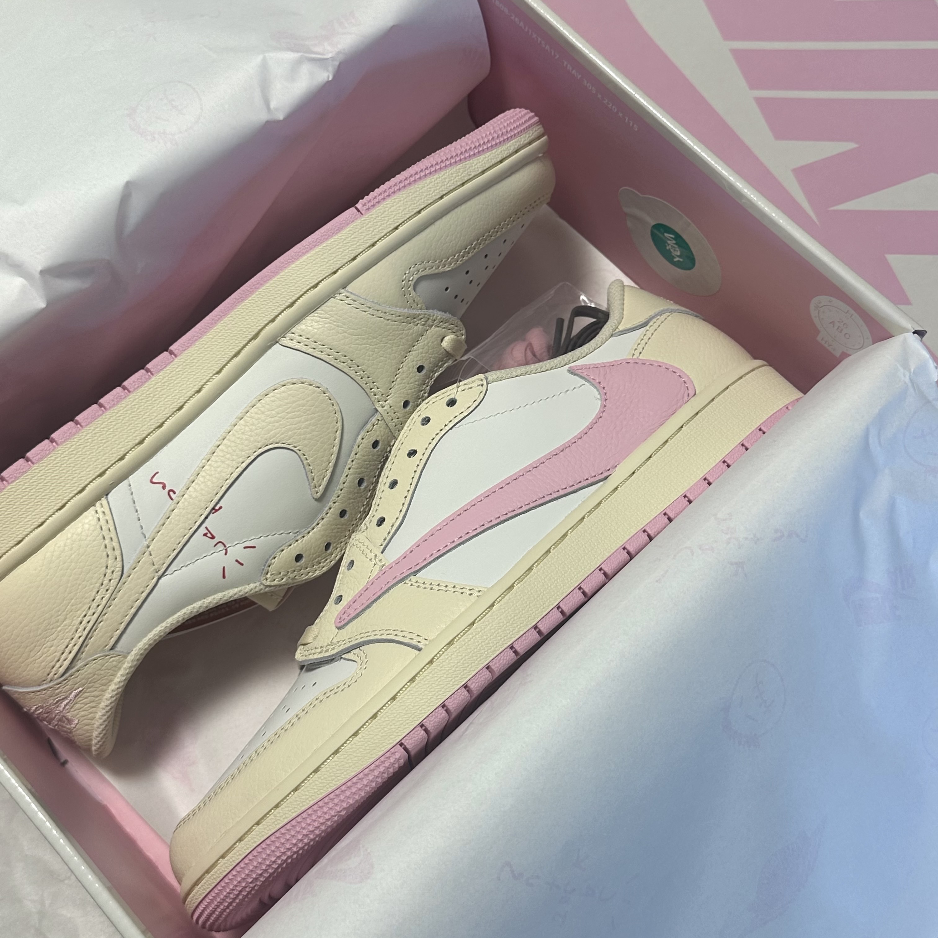 Jordan 1 x Travis Scott Retro Low OG SP Muslin Shy Pink 착용 스타일 - 1