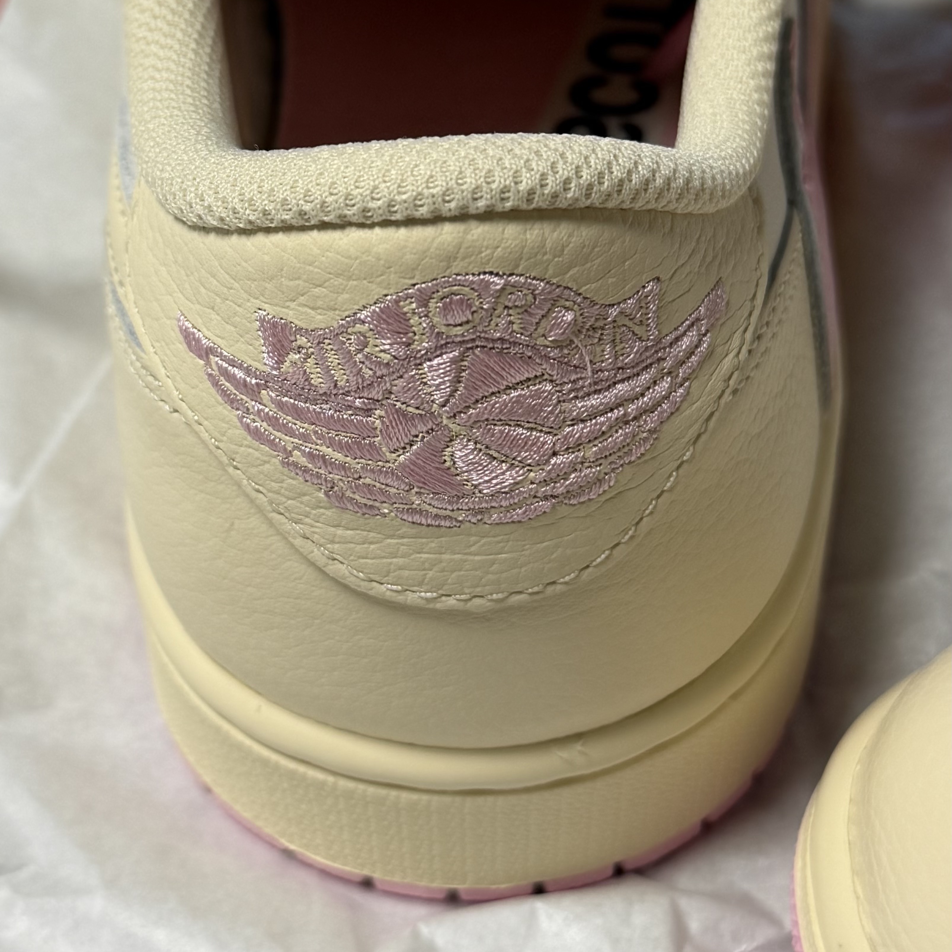 Jordan 1 x Travis Scott Retro Low OG SP Muslin Shy Pink 착용 스타일 - 5