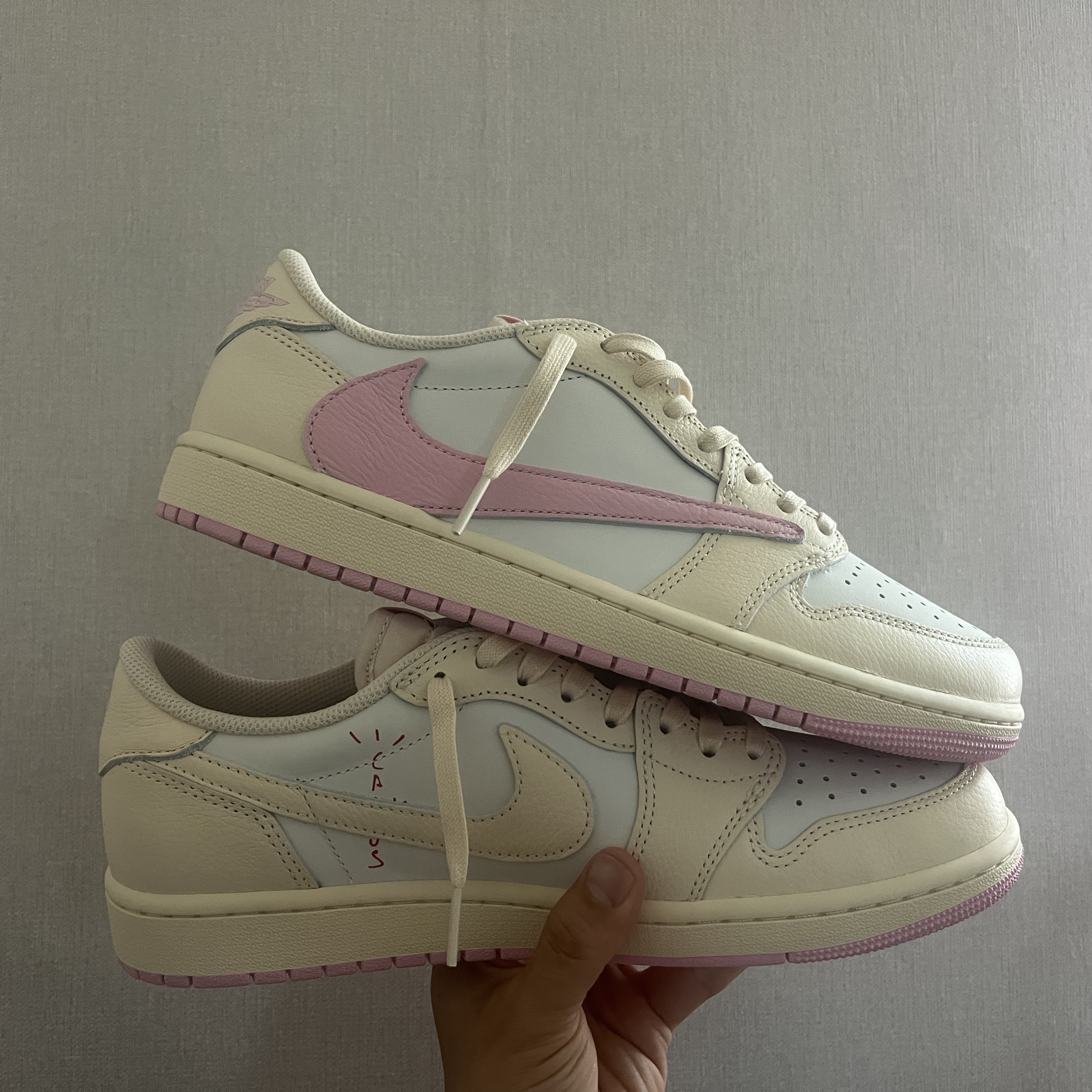 Jordan 1 x Travis Scott Retro Low OG SP Muslin Shy Pink 착용 스타일 - 2