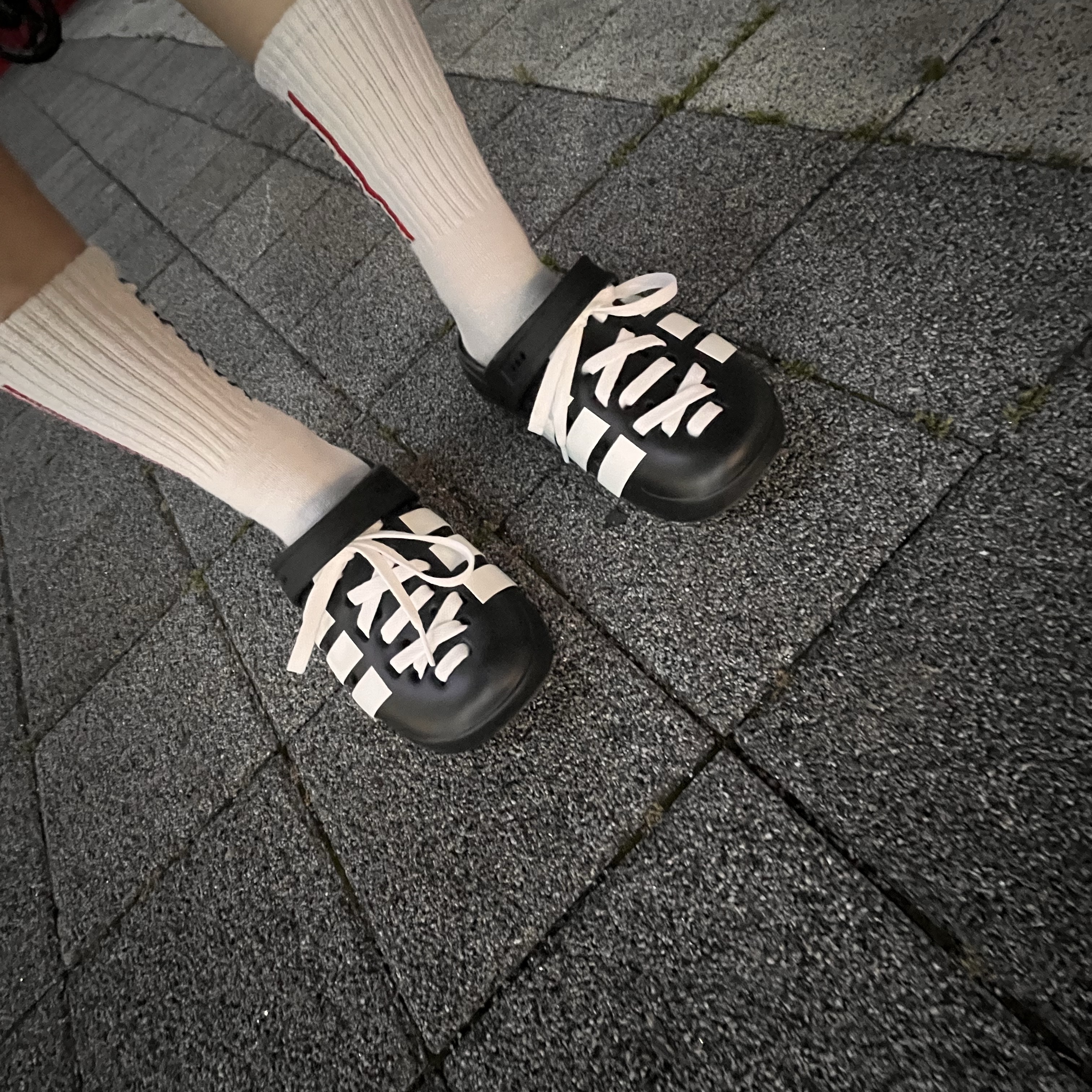 Adidas Adilette Clog 2.0 Core Black Cloude White 착용 스타일