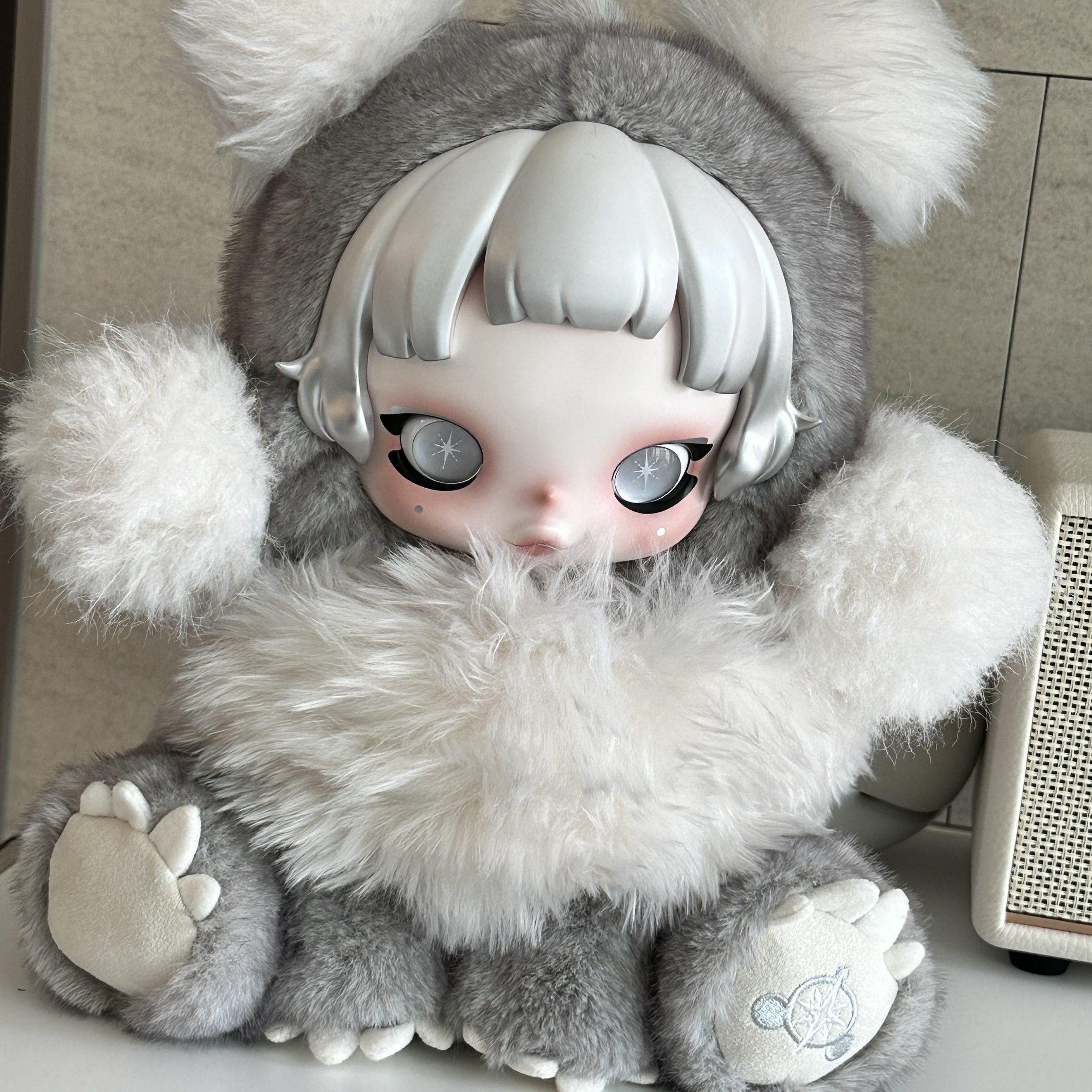 Pop Mart Skullpanda Punk Panda Plush Doll, Marshall Acton III Bluetooth Cream (Korean Ver.) 착용 스타일 - 1