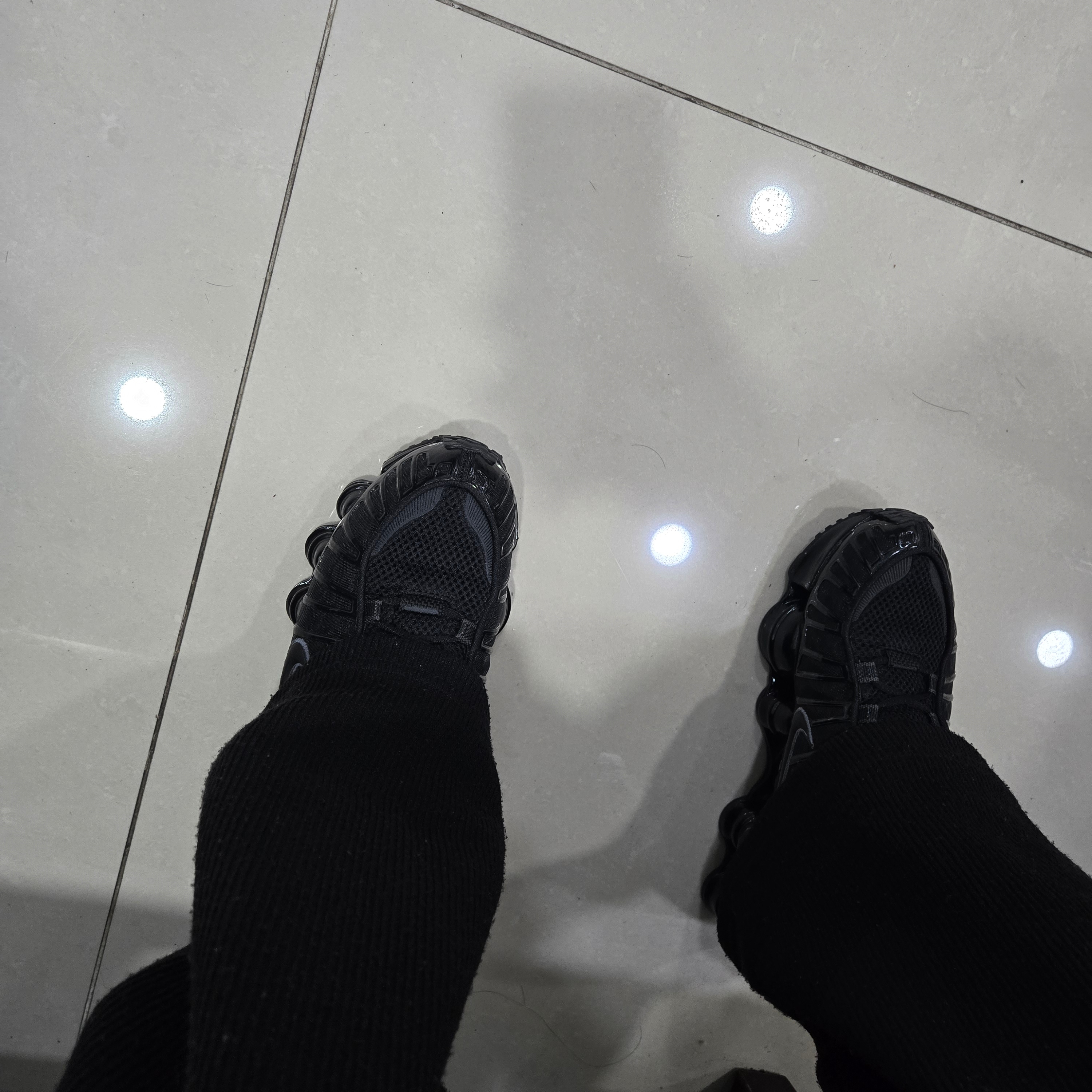 Nike Shox TL Black Metallic Hematite 착용 스타일