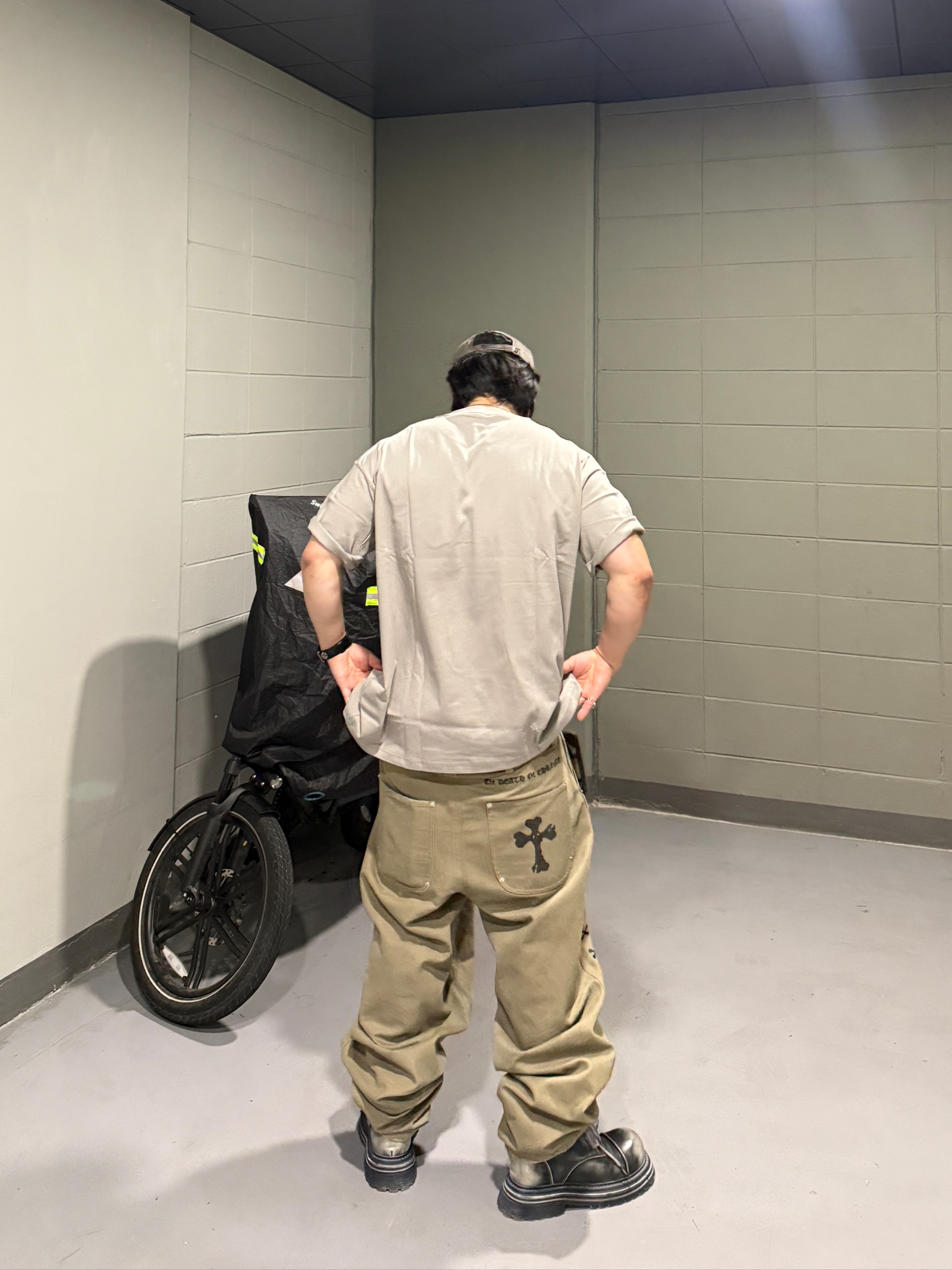 Aoiro The Death Of Chrome Work Pants Washed Olive 착용 스타일 - 2