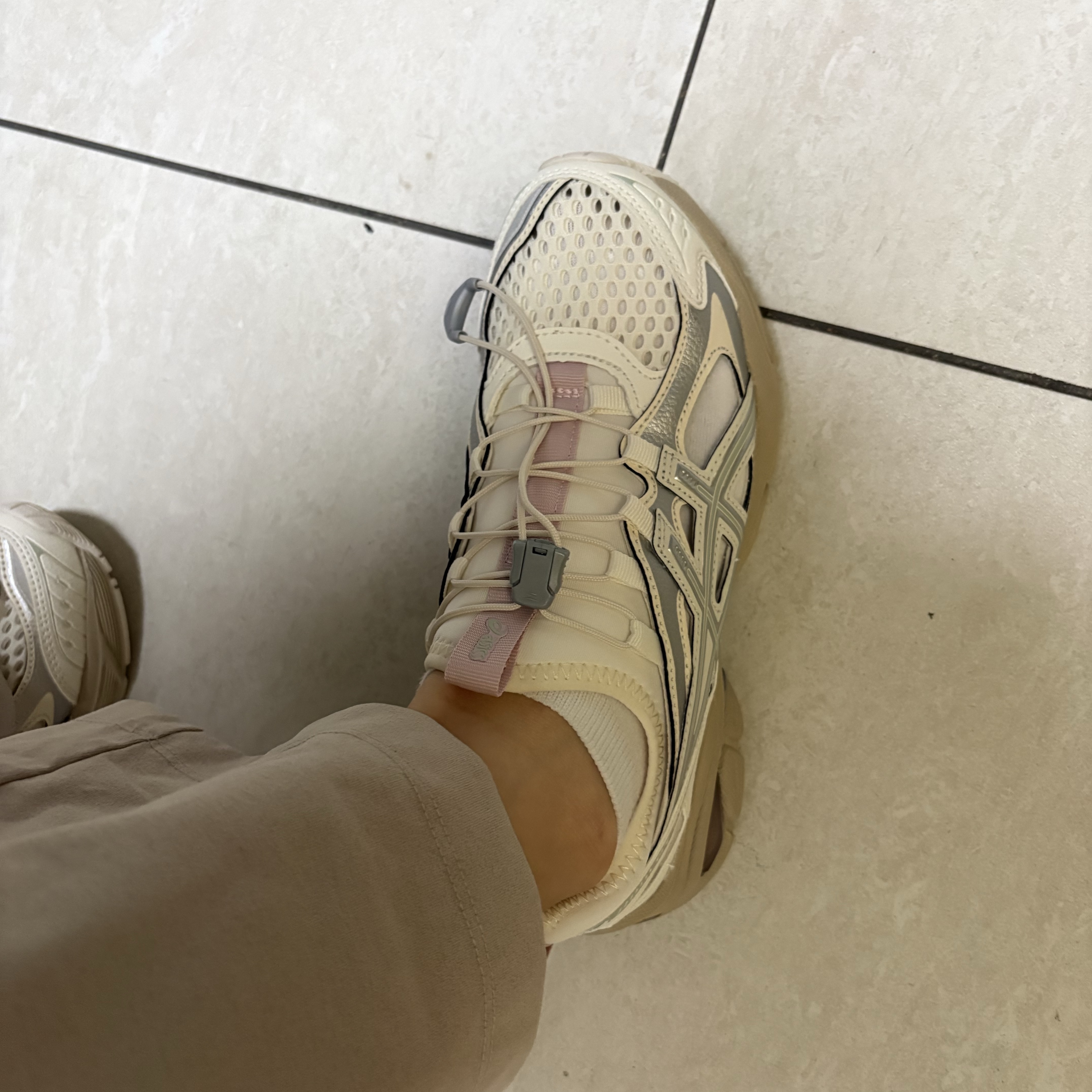 Asics GT-2160 Breeze Cream Pure Silver 착용 스타일