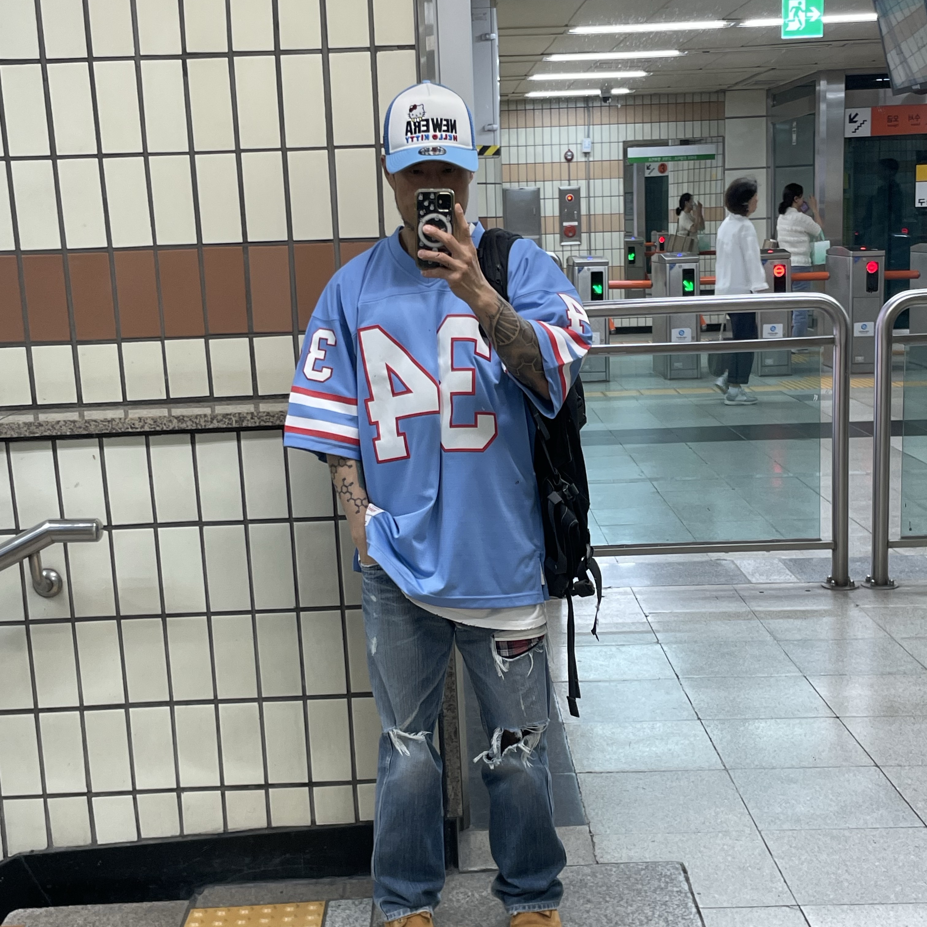 New Era x Hello Kitty A-Frame Trucker Ball Cap Air Force Blue 착용 스타일