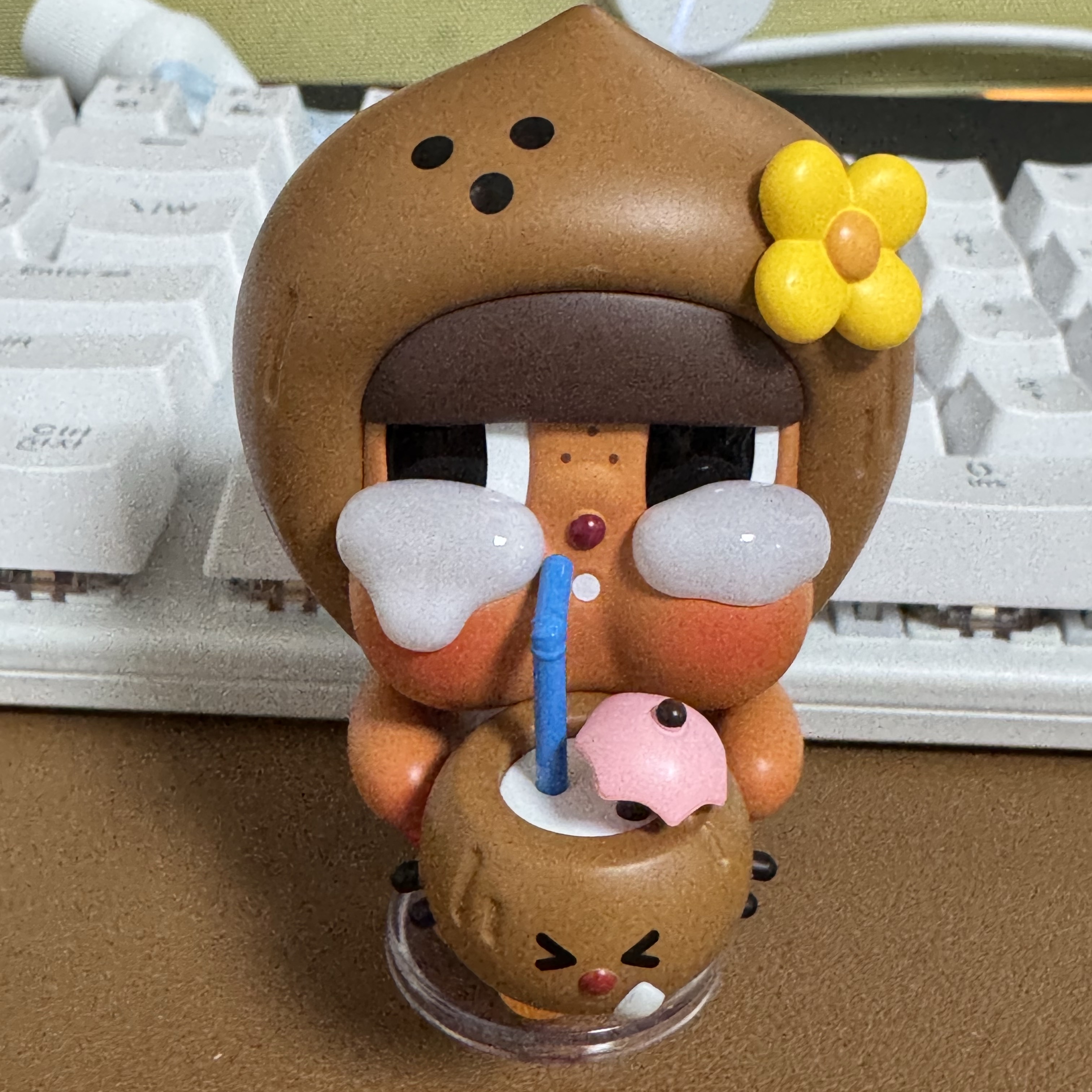 Pop Mart Crybaby Coconut Figure Brown 착용 스타일